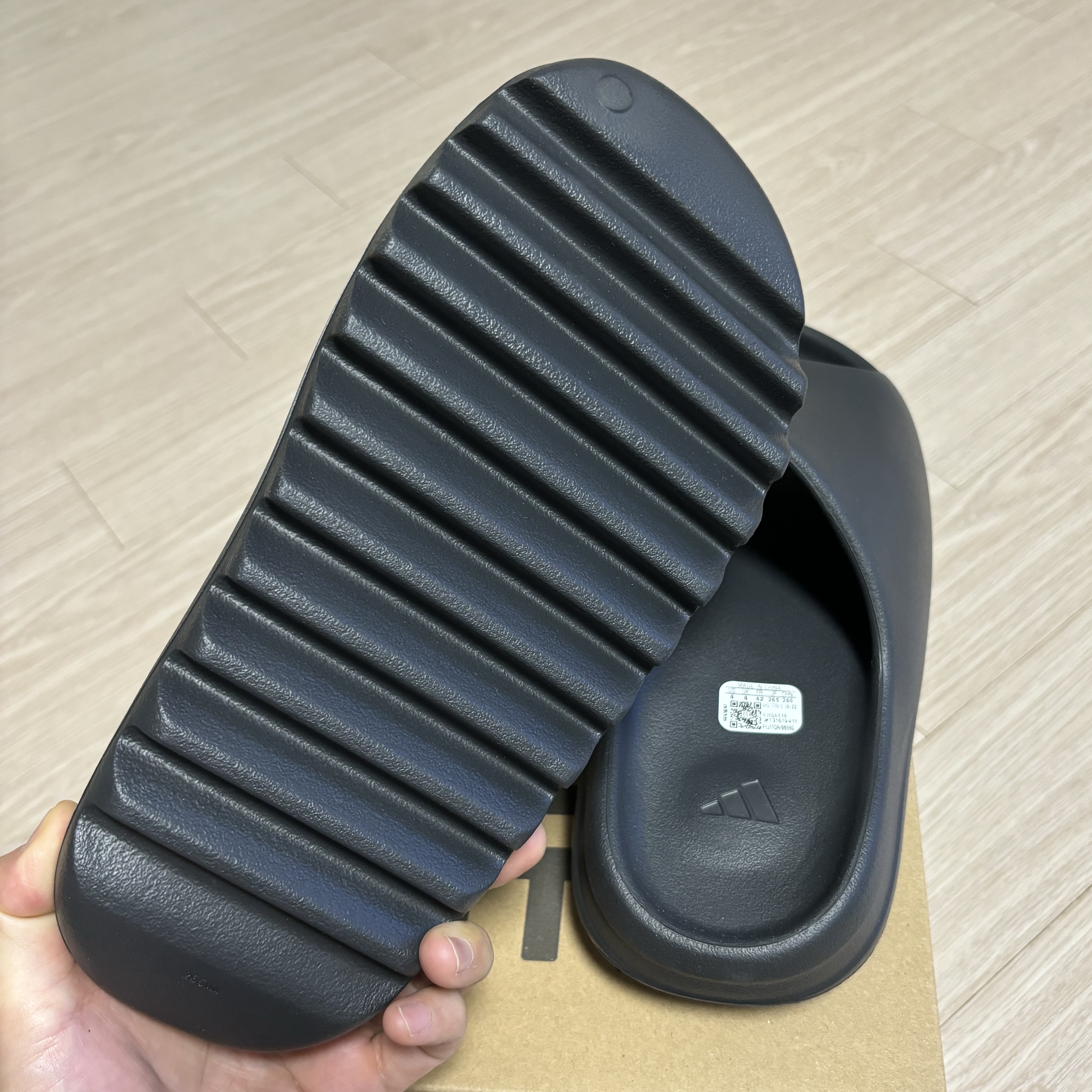 Adidas Yeezy Slide Onyx 착용 스타일 - 4