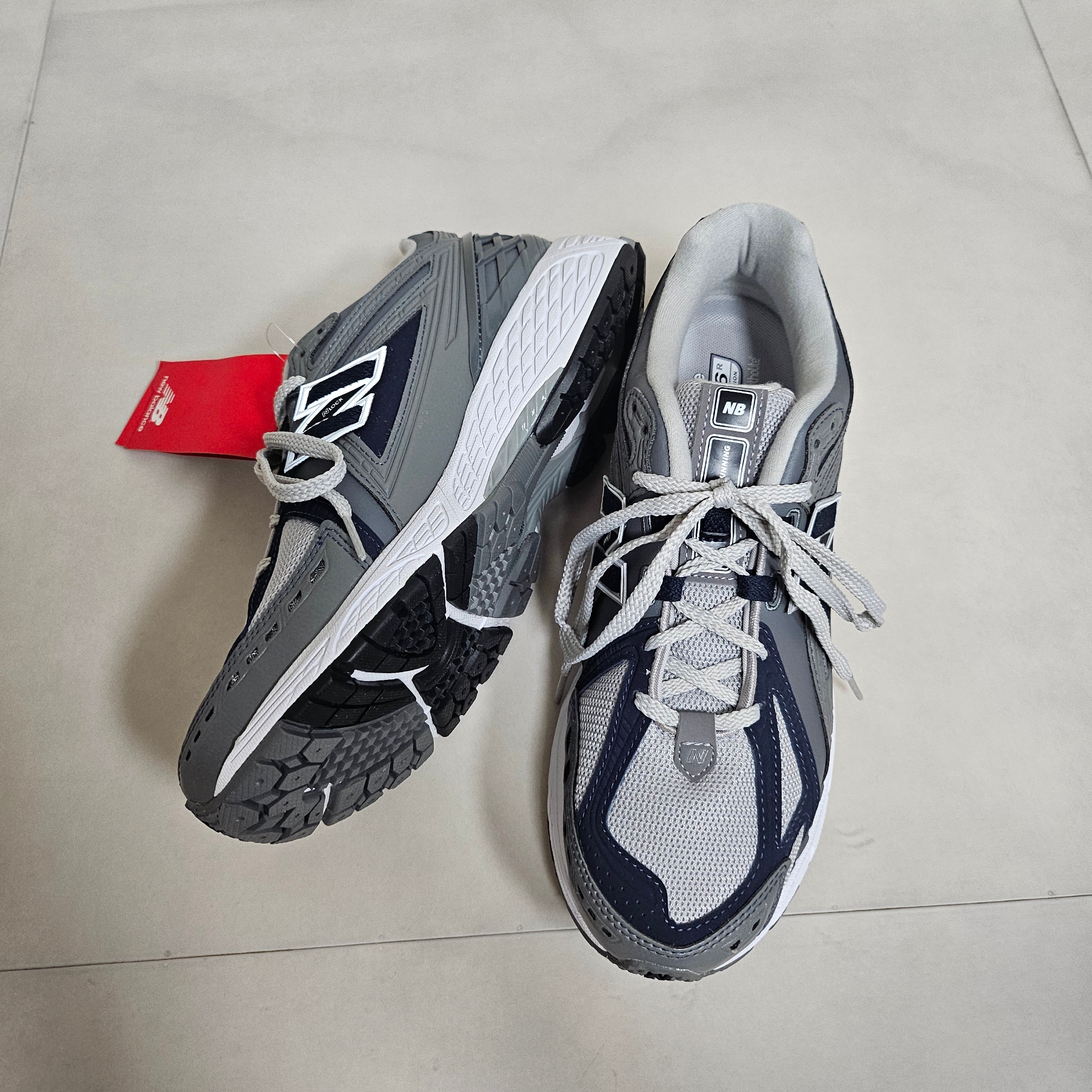 New Balance 1906R Grey 착용 스타일 - 3