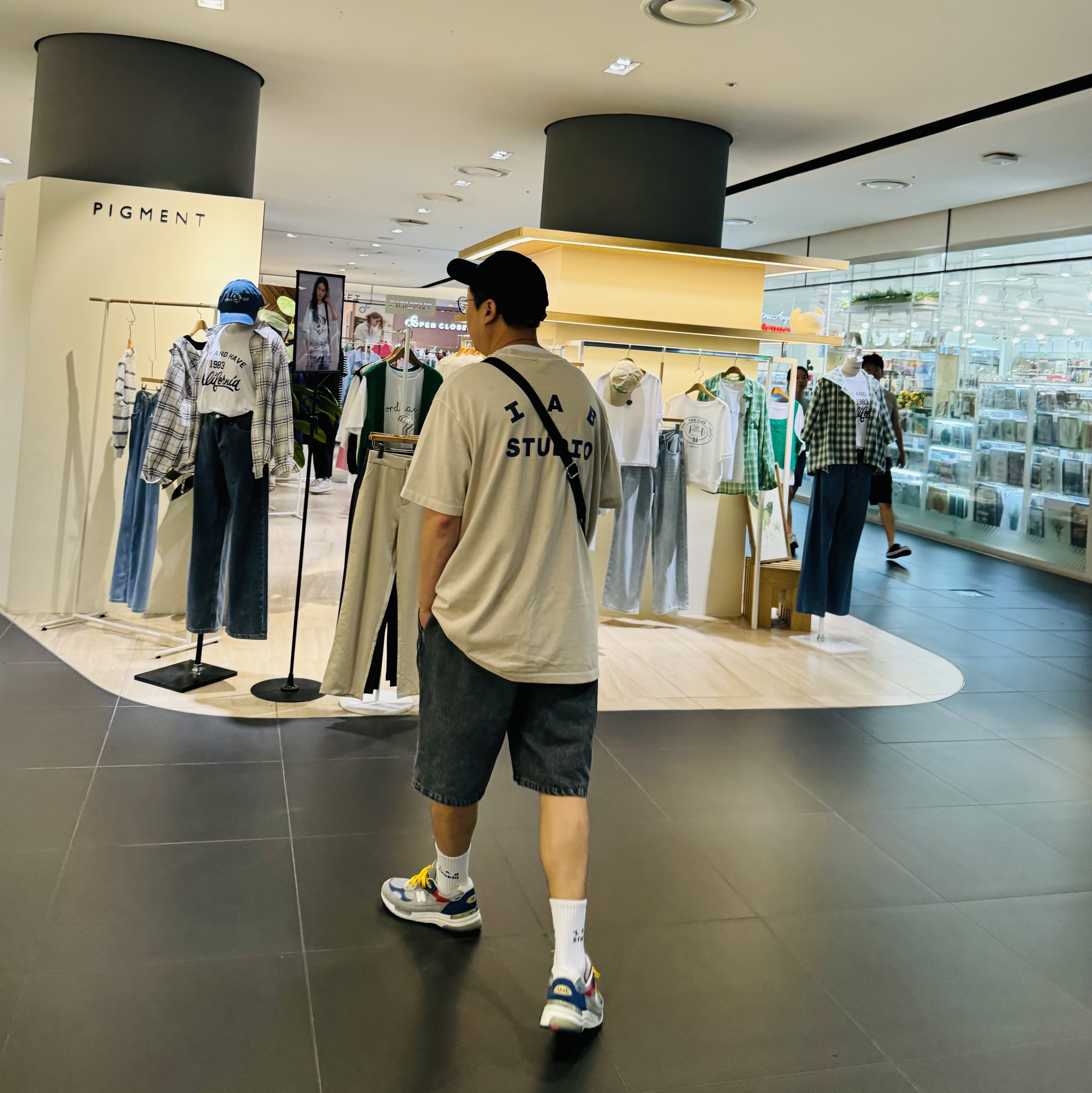 Stussy Bio Washed Big Logo Low Pro Cap Black, IAB Studio Pigment T-Shirt Oatmeal 착용 스타일 - 4