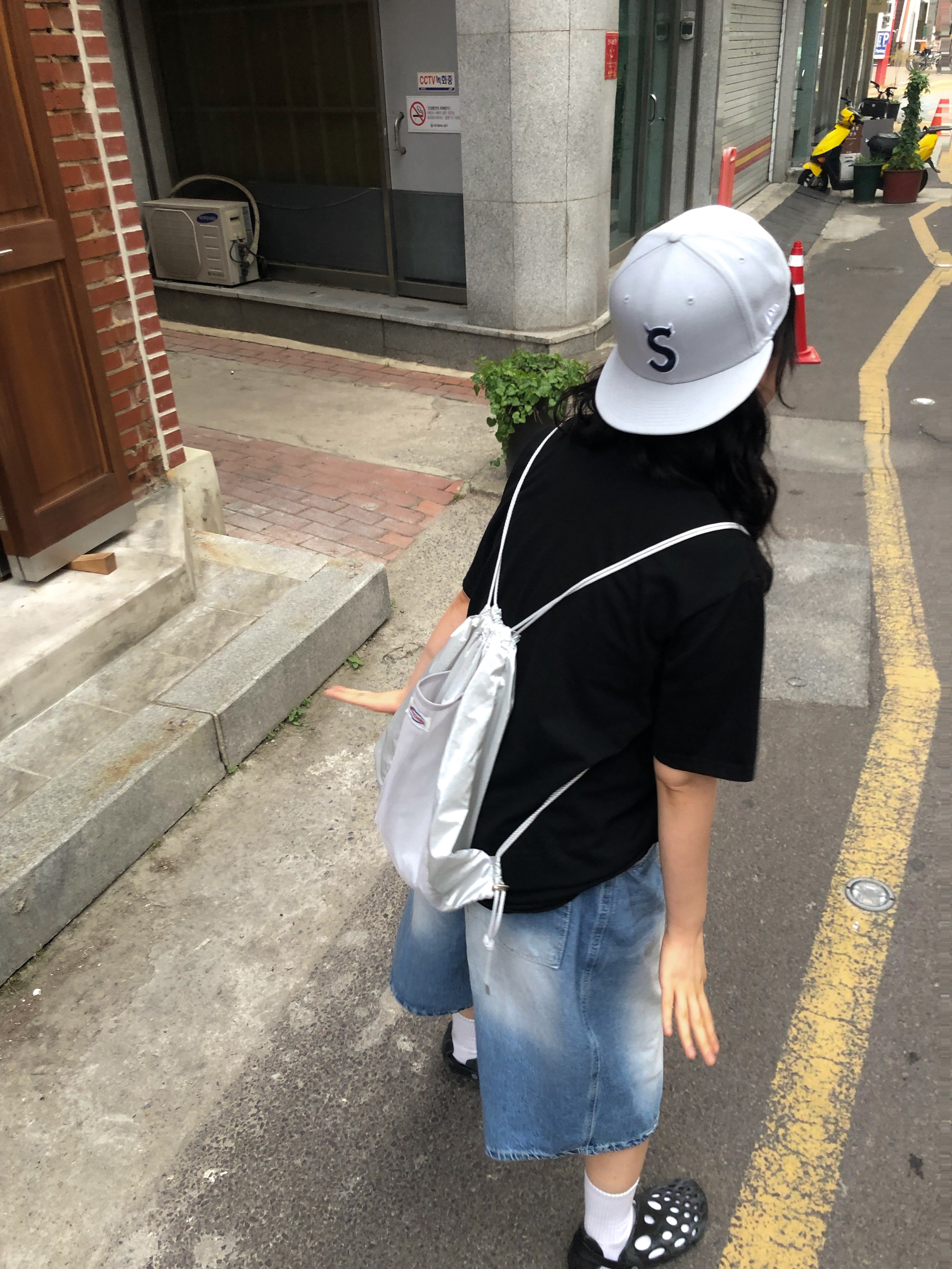 스투시 인터내셔널 피그먼트 다이드 티셔츠 블랙, 스투시 8볼 키체인 블랙 착용 스타일 - 2