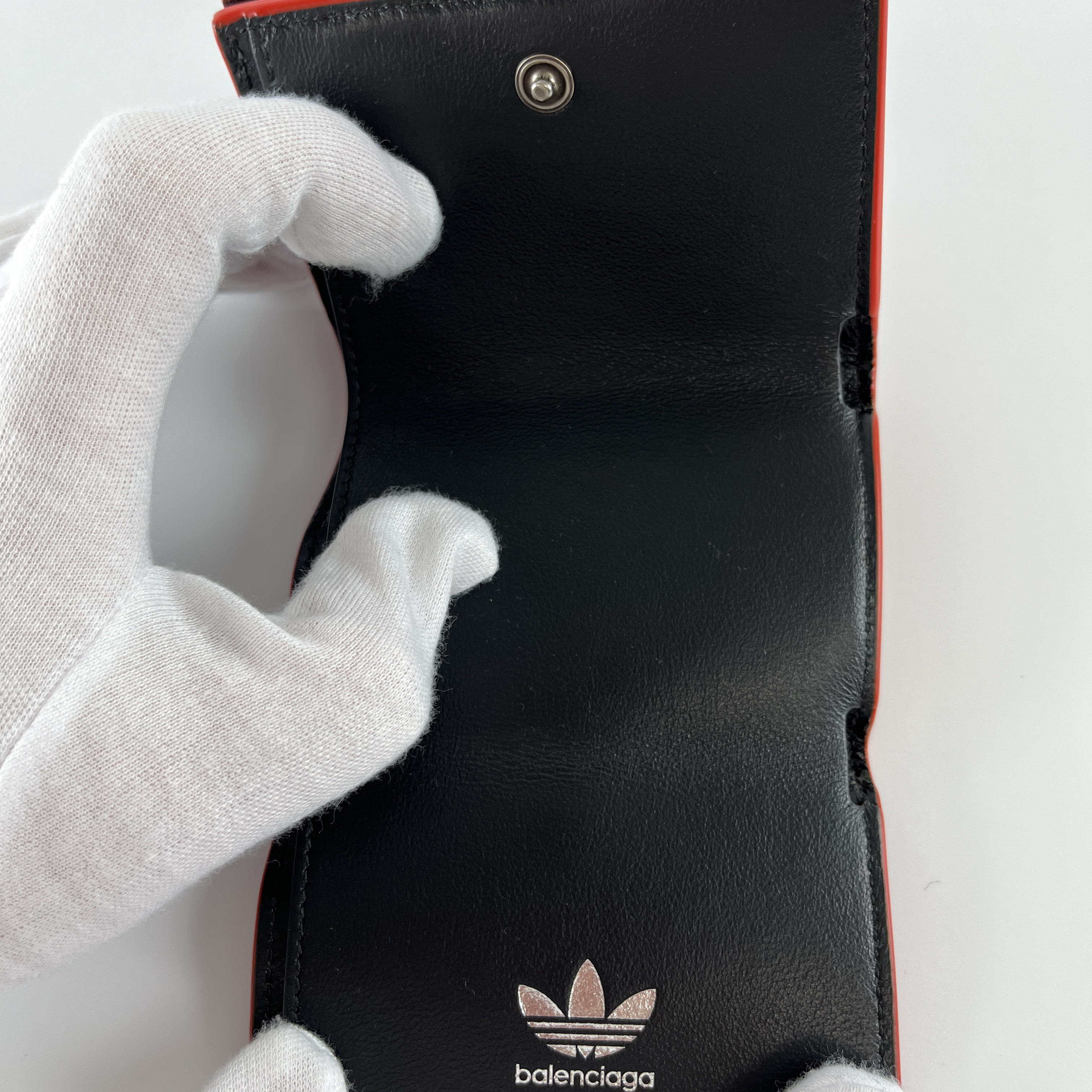 Balenciaga x Adidas Mini Wallet Red 착용 스타일 - 2