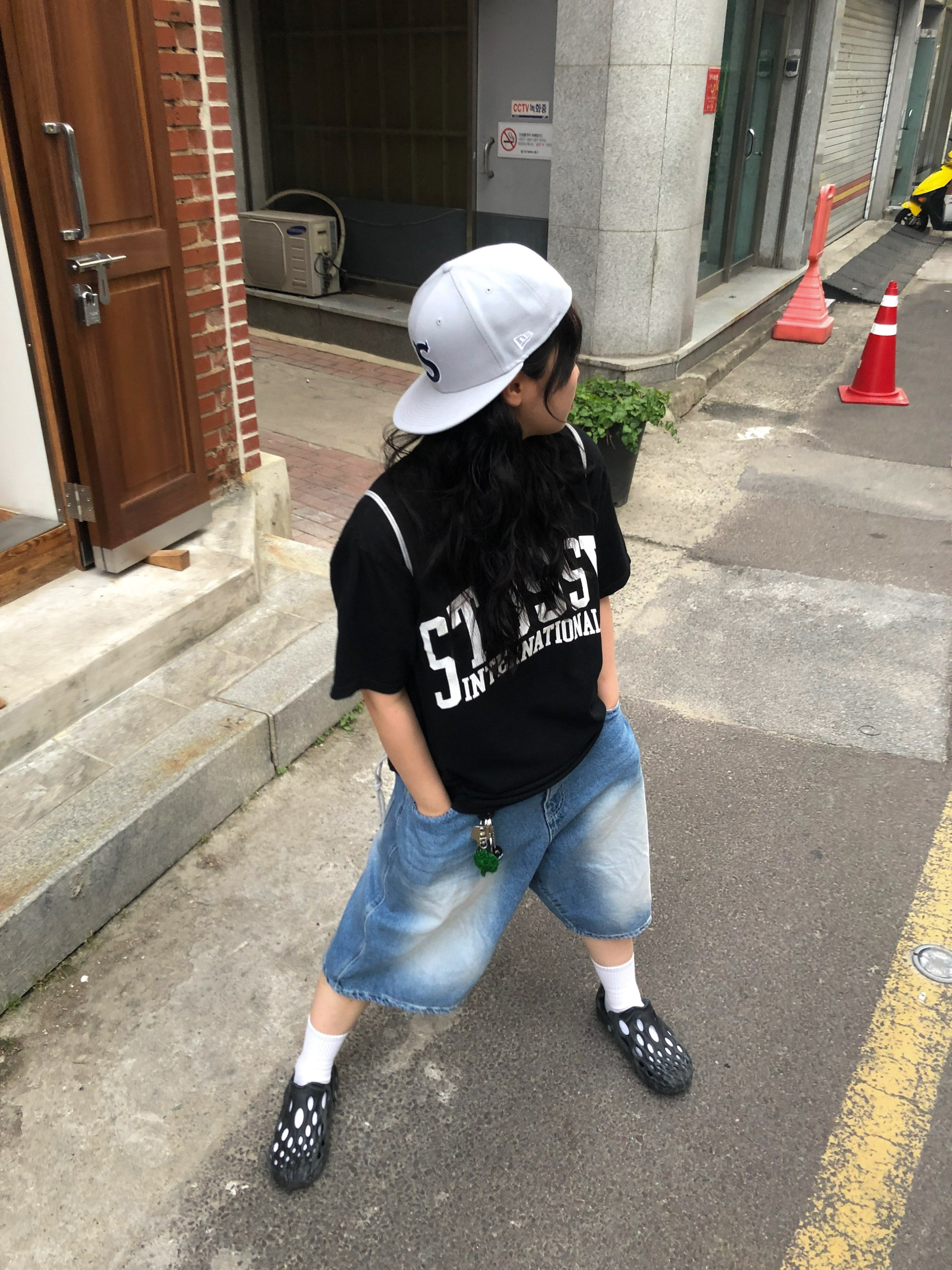 스투시 인터내셔널 피그먼트 다이드 티셔츠 블랙, 스투시 8볼 키체인 블랙 착용 스타일 - 1