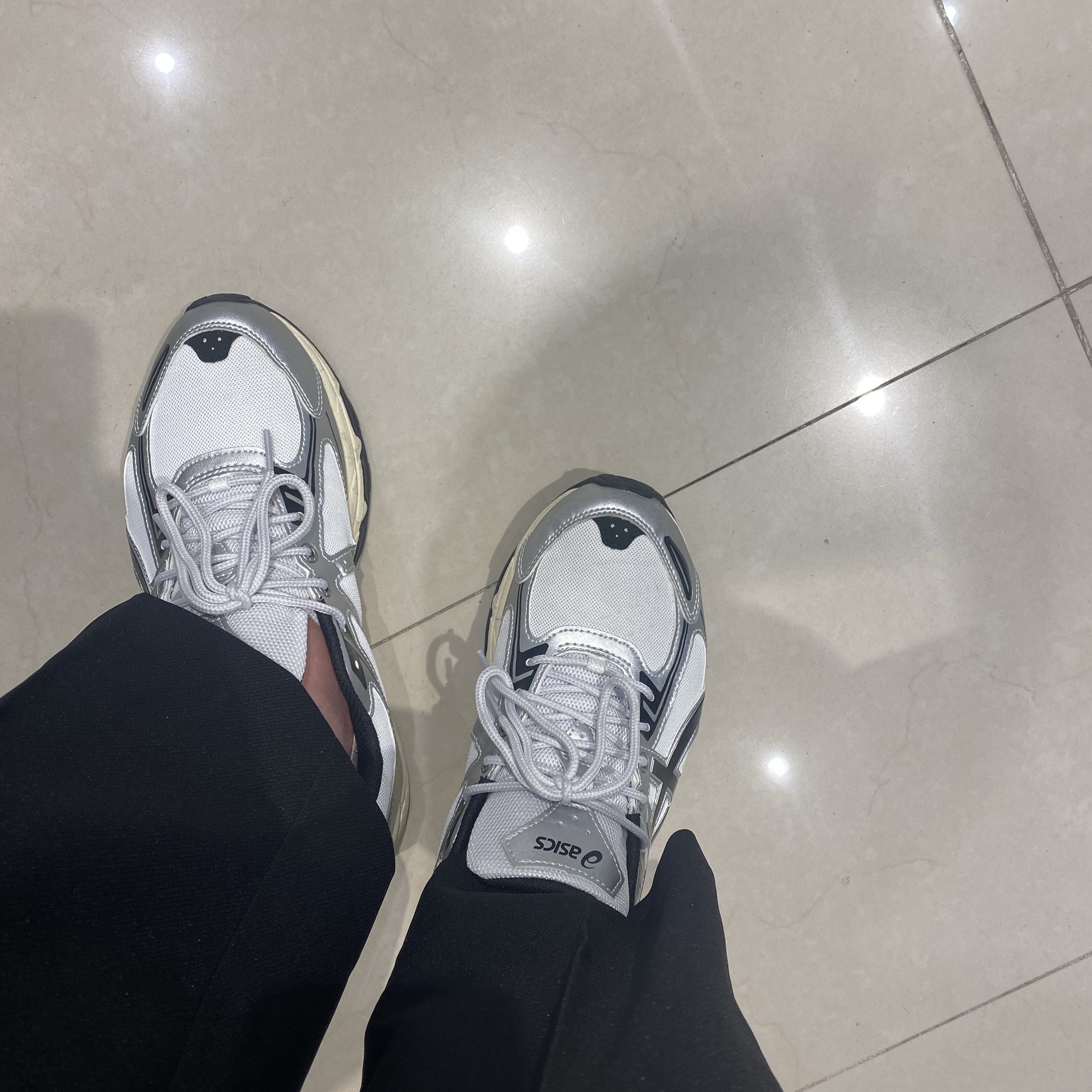 Asics Gel-Venture 6 White Black 착용 스타일