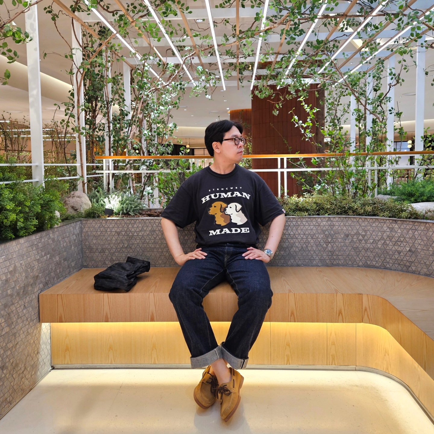 COS Nylon Crossbody Saddle Bag Black, Human Made Graphic T-Shirt #12 Black 착용 스타일 - 4