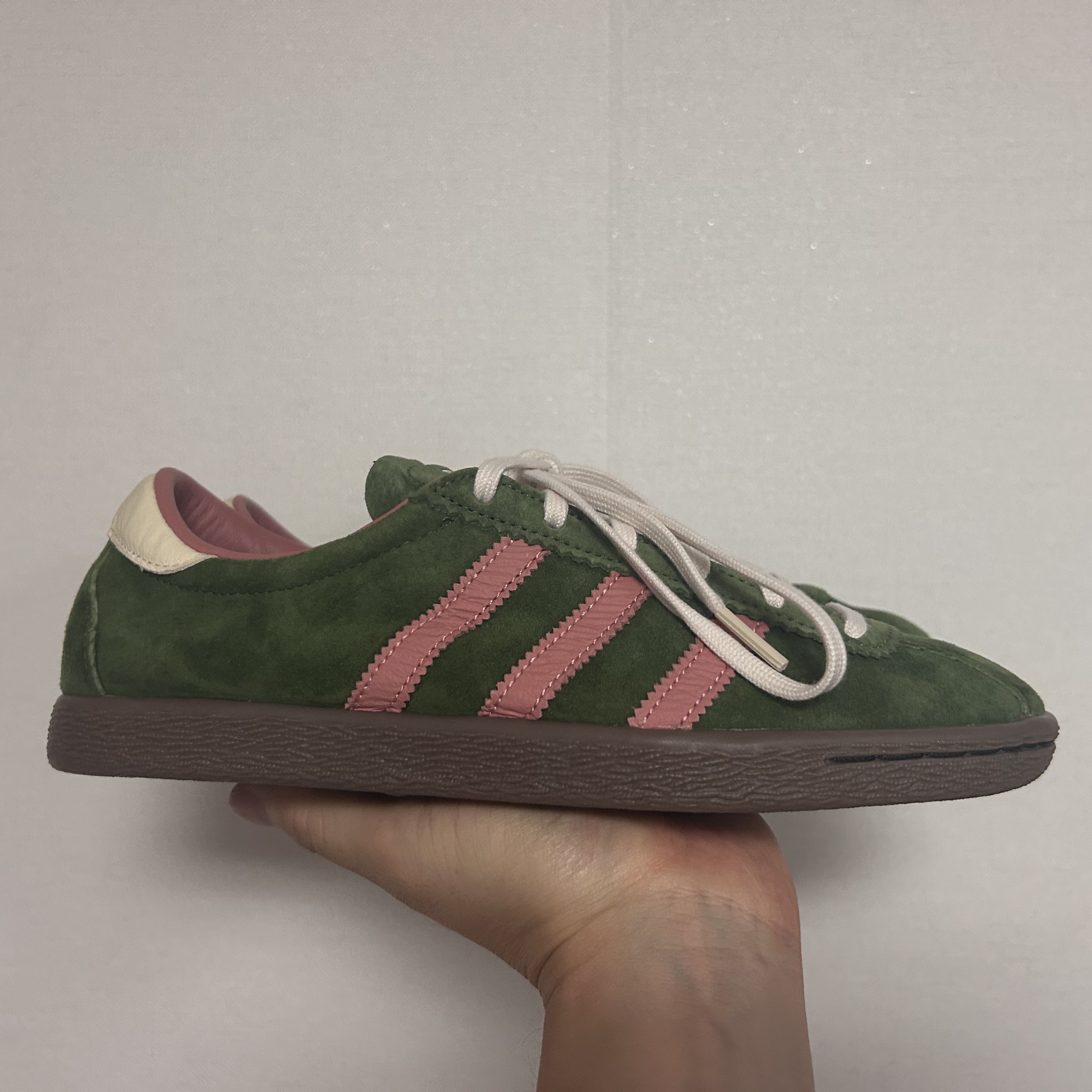 Adidas x END. Tobacco Flyfishing Wild Pine Gum 착용 스타일 - 1