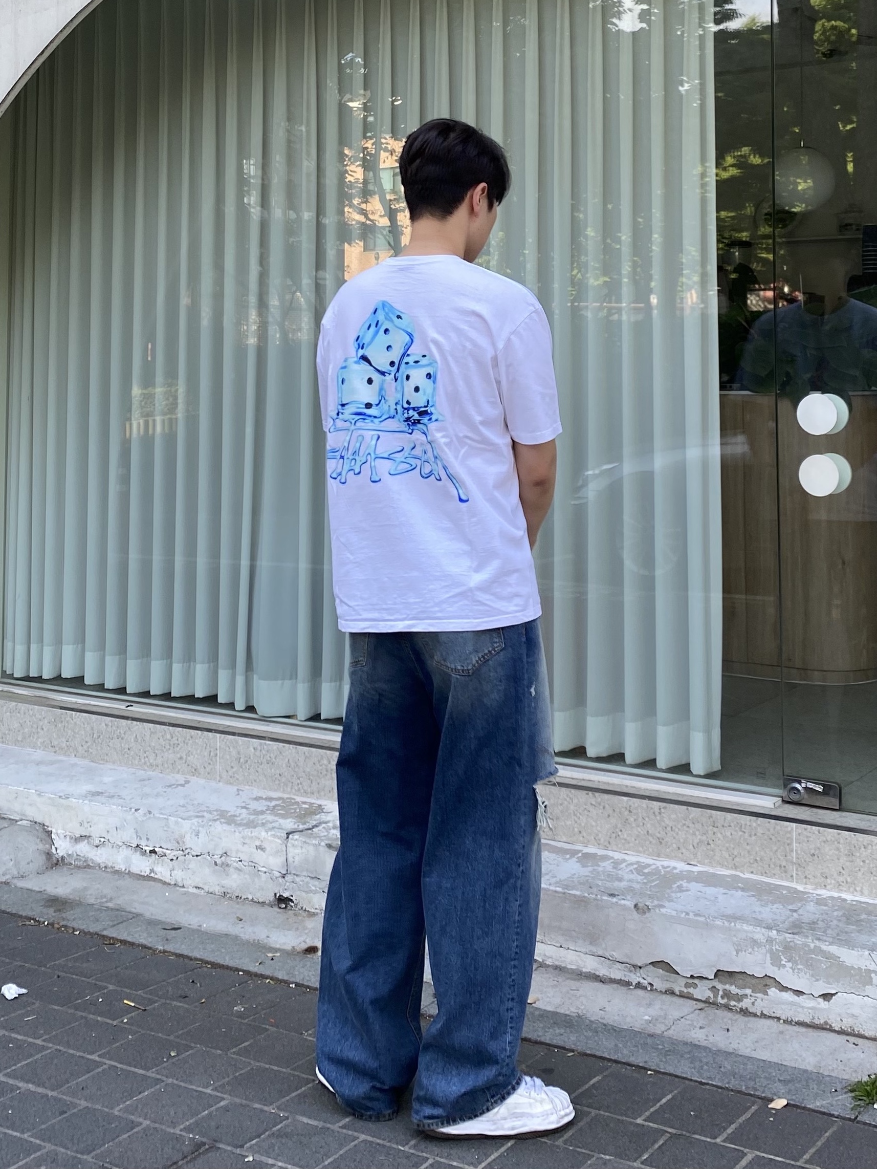 Stussy Melted T-Shirt White, Maison Mihara Yasuhiro Blakey OG Sole Canvas Low-top Sneakers White 착용 스타일 - 3