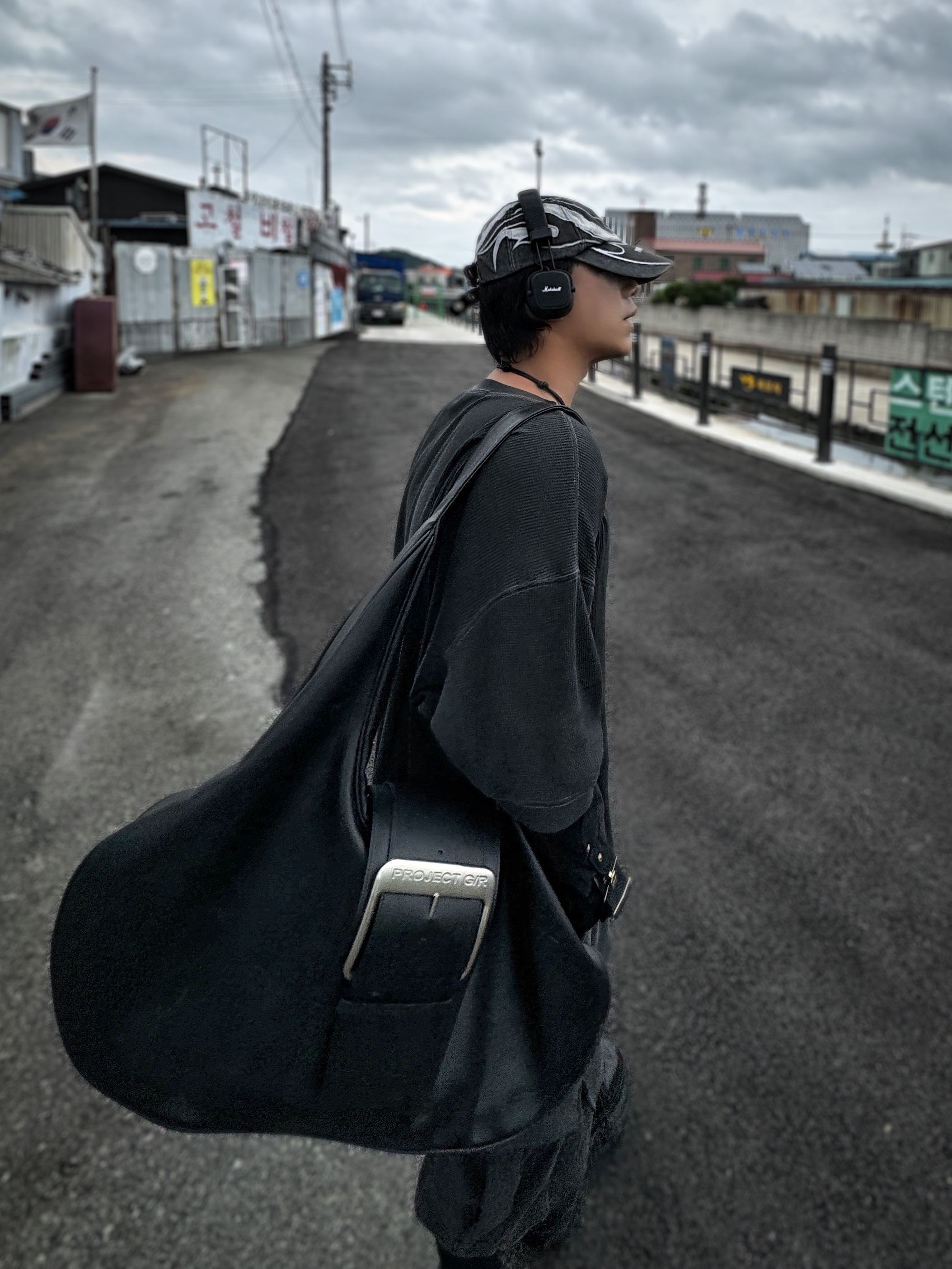 Project G/R Mega Buckle Hobo Bag Black, Our Legacy Ladon Leather Keychain Black 착용 스타일 - 8