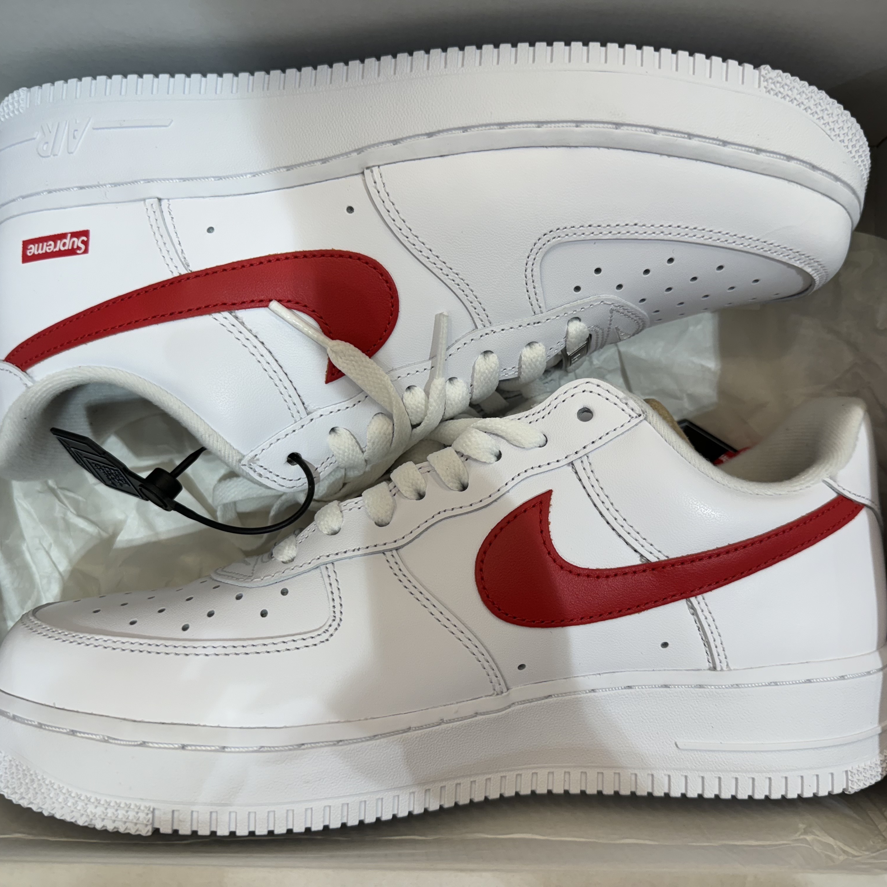 Nike x Supreme Air Force 1 Low White Speed Red - Shanghai Store Exclusive 착용 스타일
