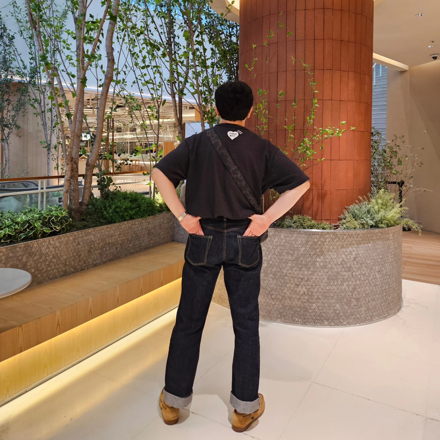 COS Nylon Crossbody Saddle Bag Black, Human Made Graphic T-Shirt #12 Black 착용 스타일 - 2