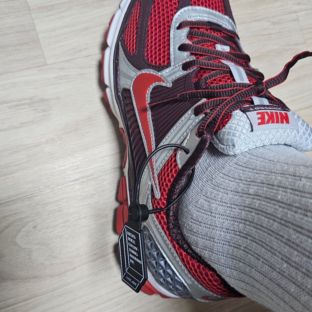 (W) Nike Zoom Vomero 5 Mystic Red and Platinum 착용 스타일 - 1