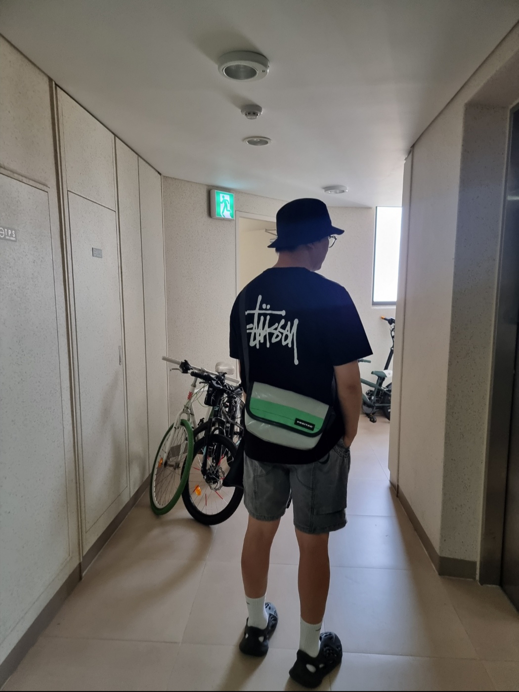 Adidas Yeezy Foam RNNR Onyx, Stussy Basic Stussy T-Shirt Black 2024, 2025 착용 스타일