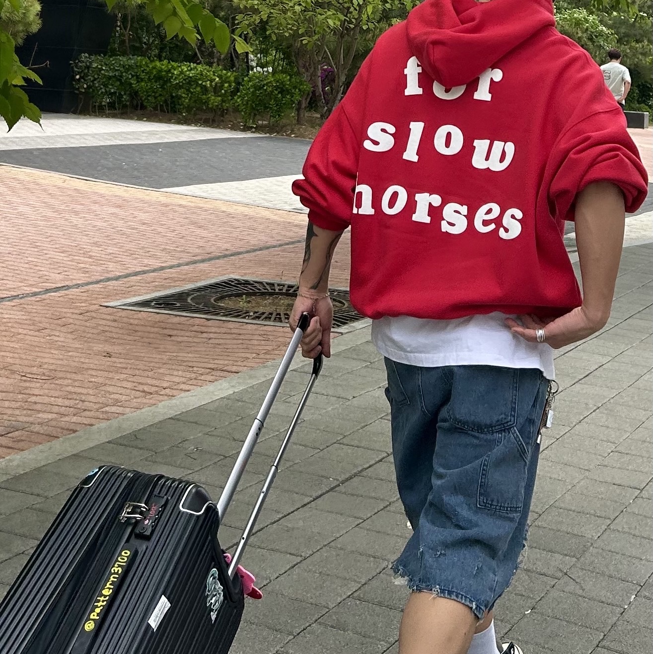 Netherworld Slow Horses Hoodie Red 착용 스타일