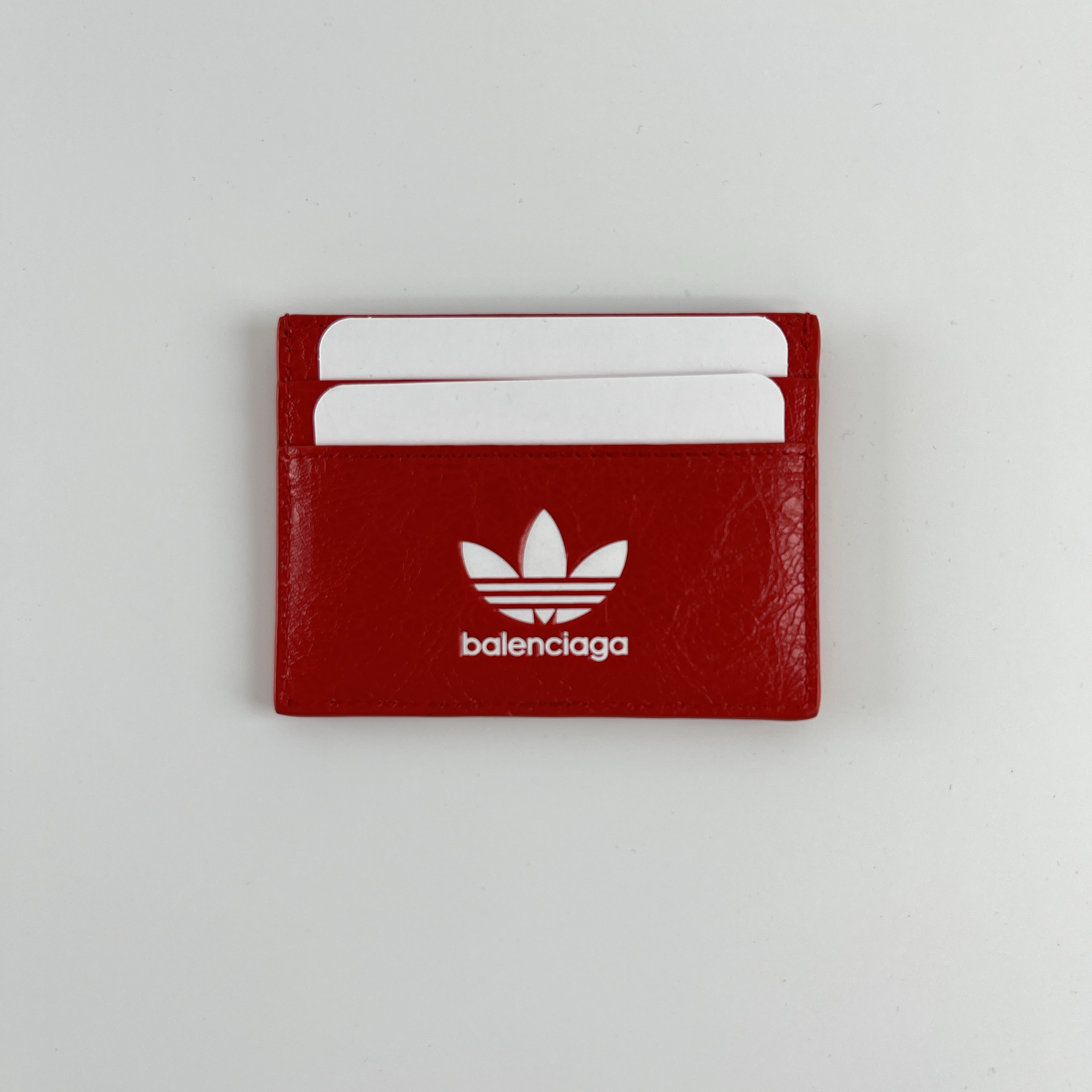 Balenciaga x Adidas Card Holder Red 착용 스타일 - 1