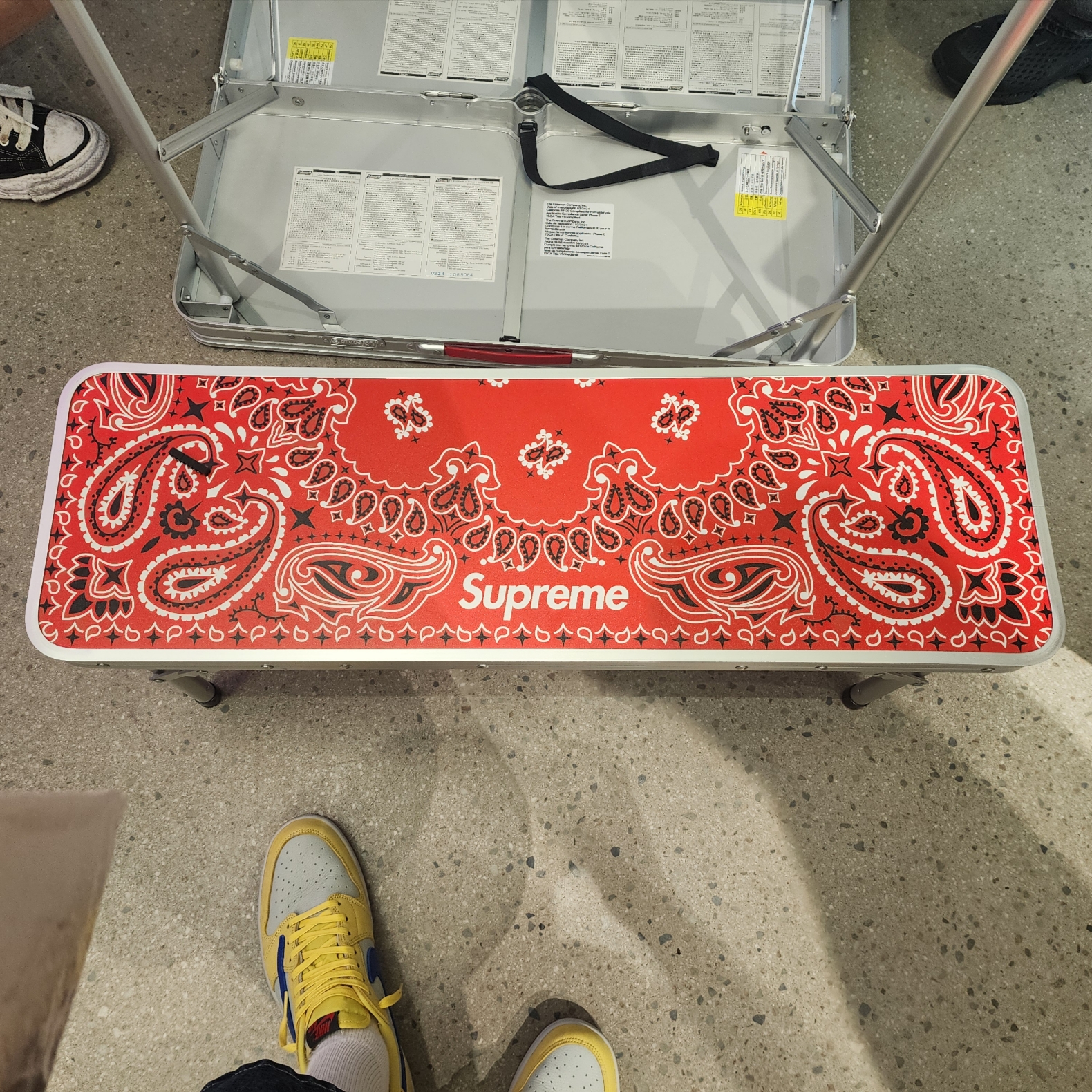 Supreme Satchidananda T-Shirt White - 24SS, Supreme x Coleman Folding Table Set Red - 24SS 착용 스타일 - 5