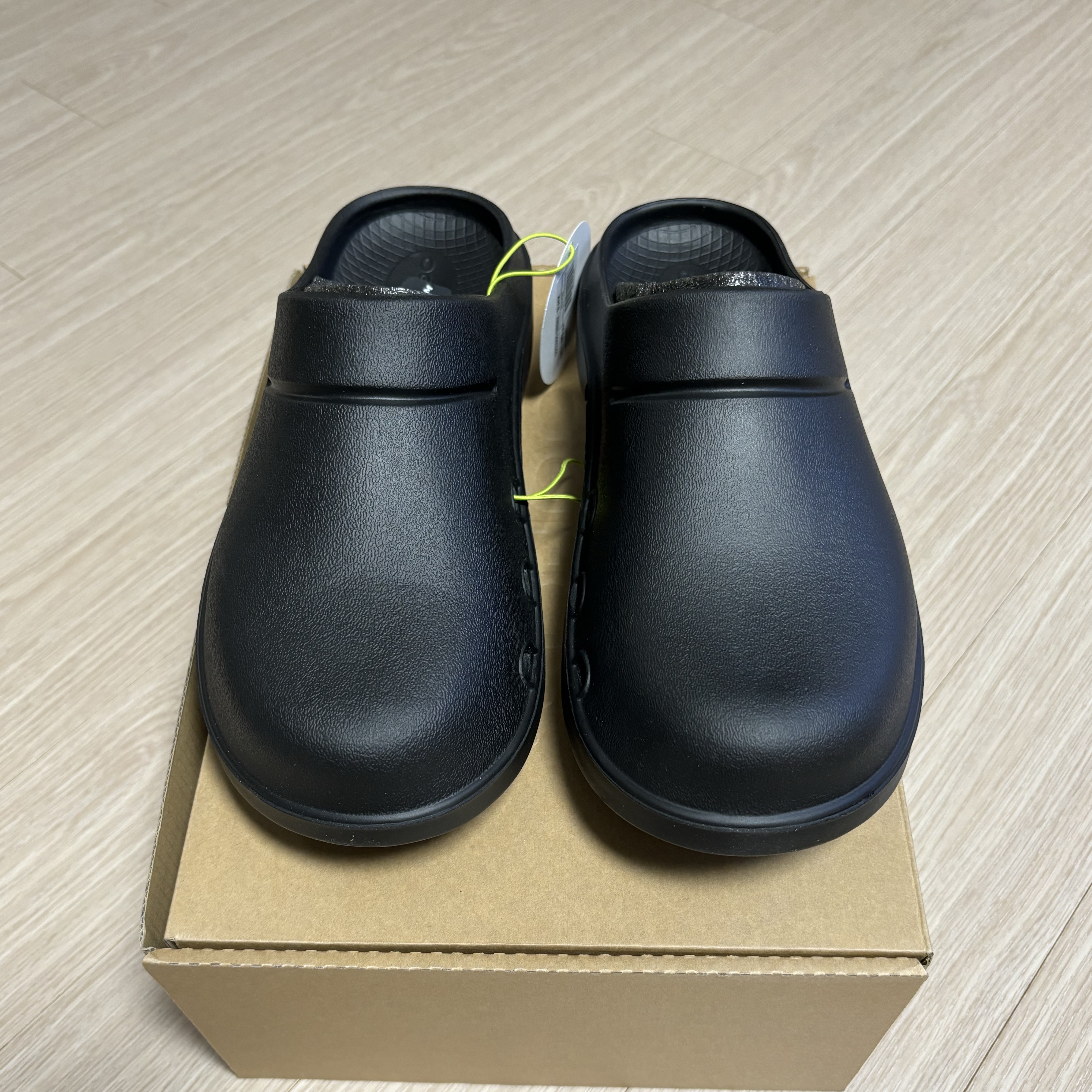 Oofos OOCloog Black 착용 스타일 - 2