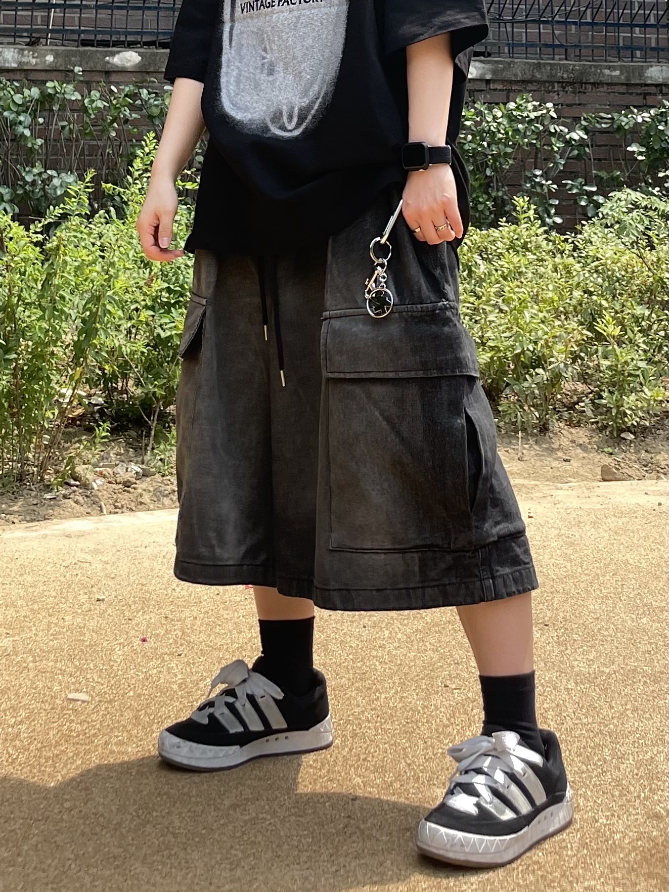 Hello Sunrise  Two Tone Washed OG Logo 6panel Cap Off White & Black, Our Legacy Ladon Leather Keychain Black 착용 스타일 - 4