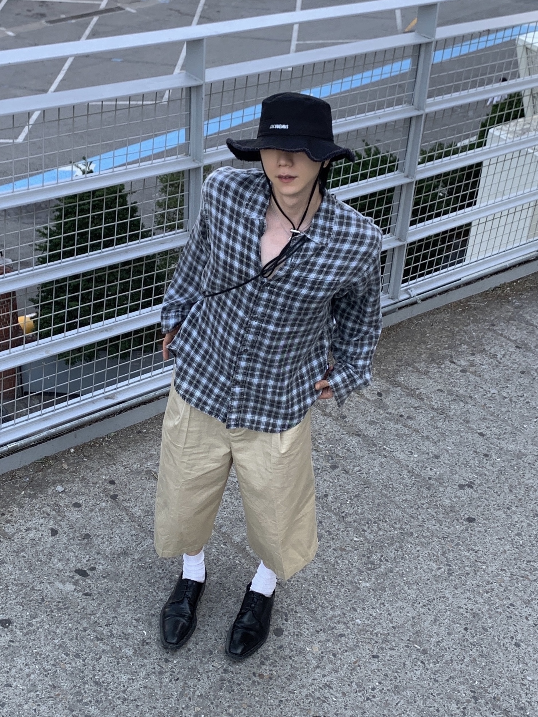 Stussy Printed Plaid Matthew Shirt Blue, Jacquemus Le Bob Artichaut Bucket Hat Black 착용 스타일 - 1