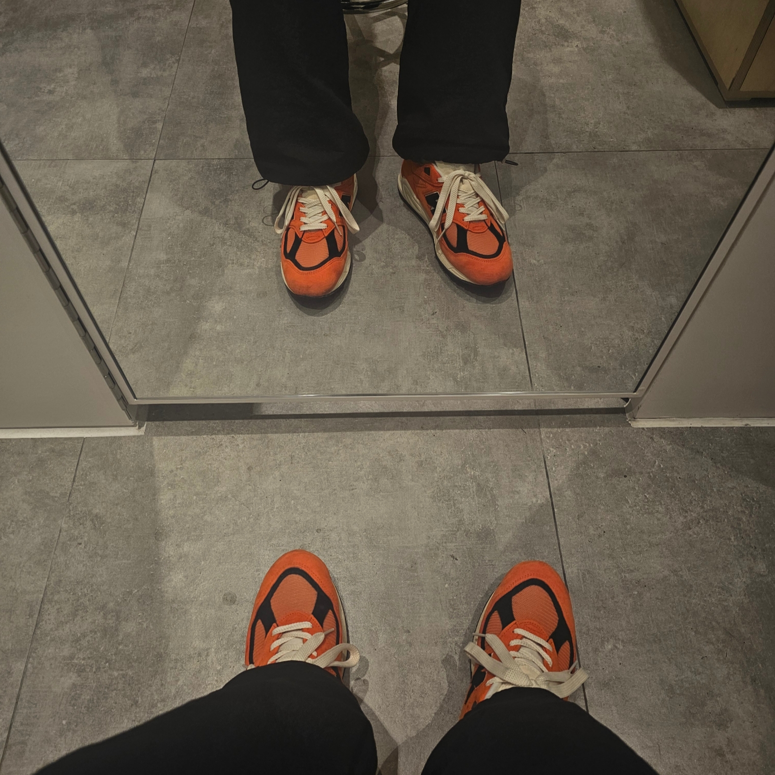 New Balance 990v2 Made in USA Marigold Black 착용 스타일 - 2