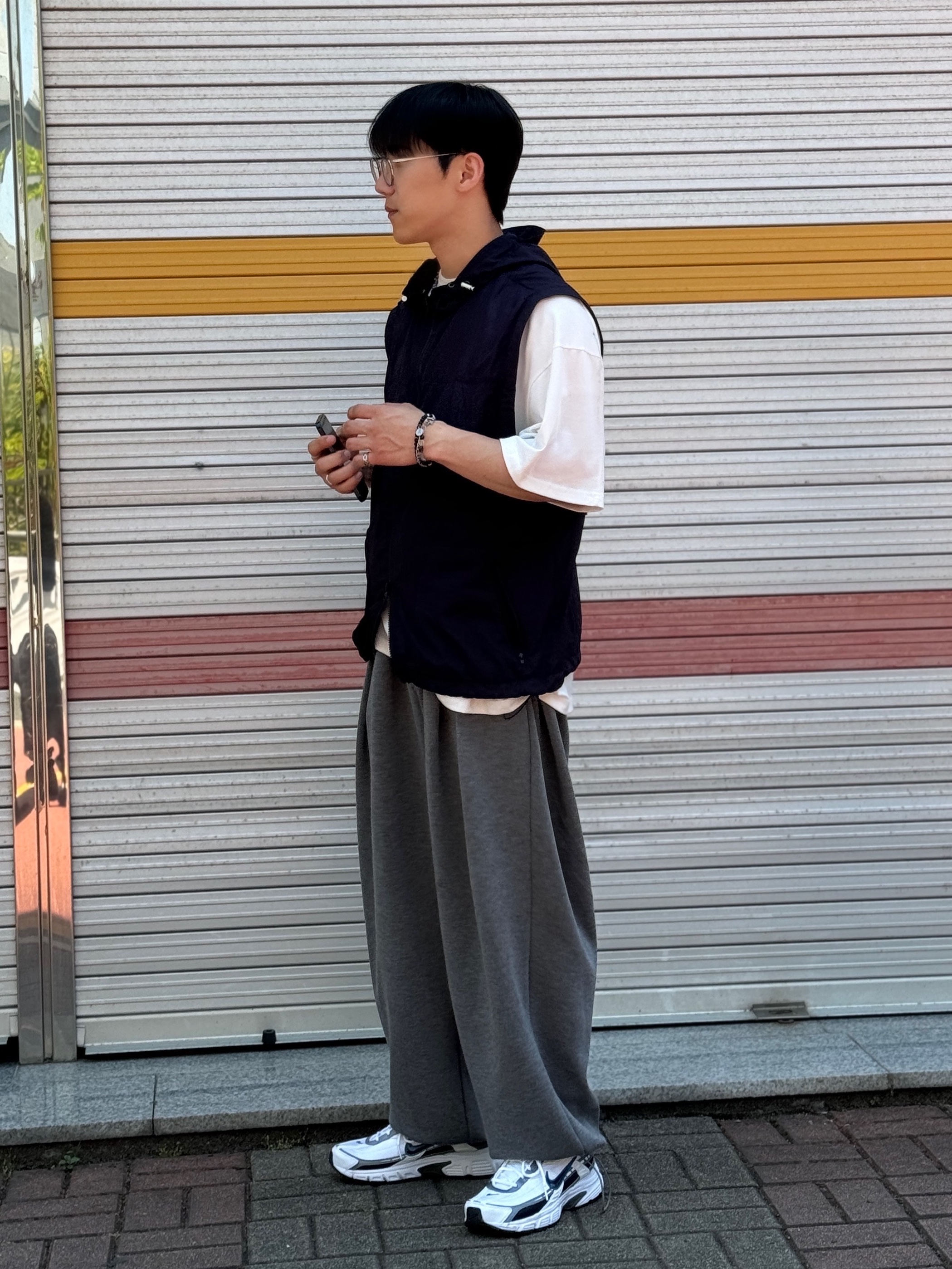 Nike Initiator White Obsidian Metallic Cool Grey 착용 스타일 - 1