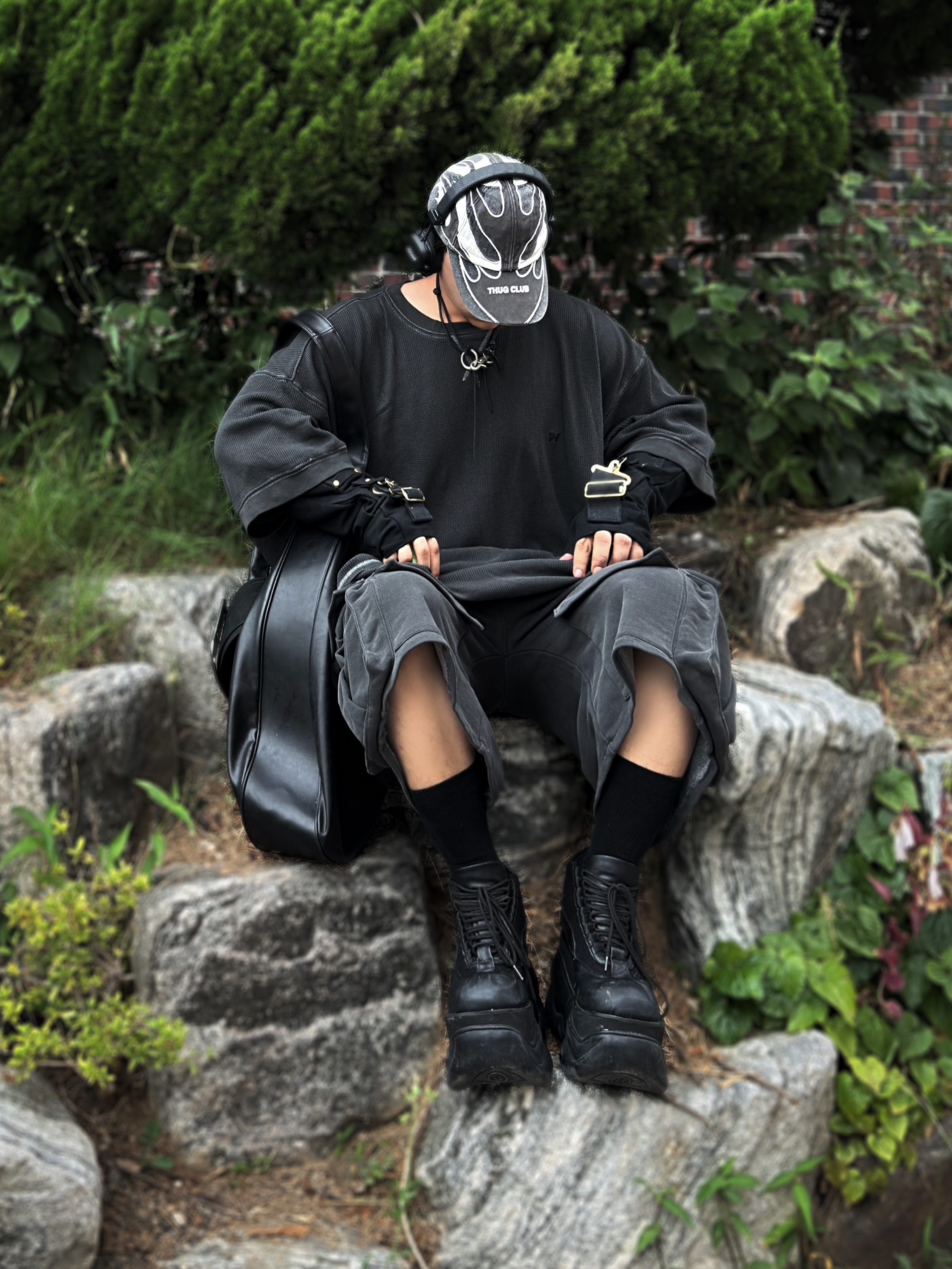 Project G/R Mega Buckle Hobo Bag Black, Our Legacy Ladon Leather Keychain Black 착용 스타일 - 6
