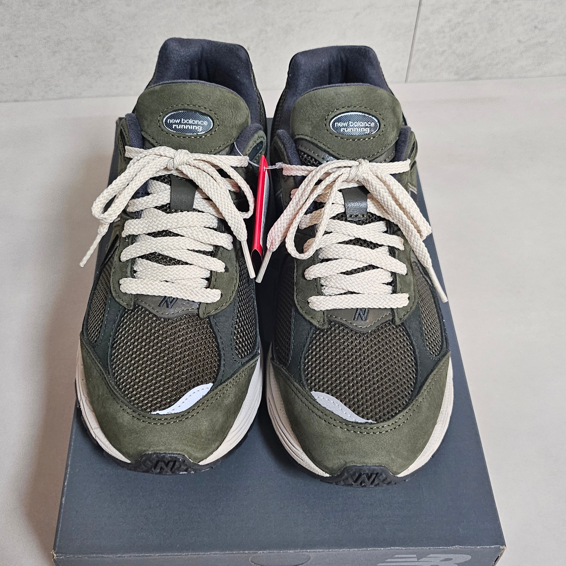 New Balance 2002R Grape Leaf 착용 스타일 - 3
