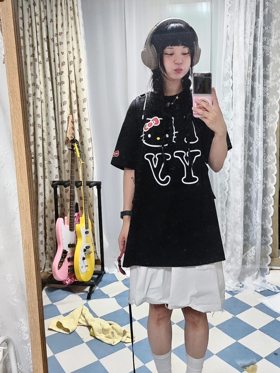 Open Yy x Hello Kitty T-Shirt Black 착용 스타일 - 1