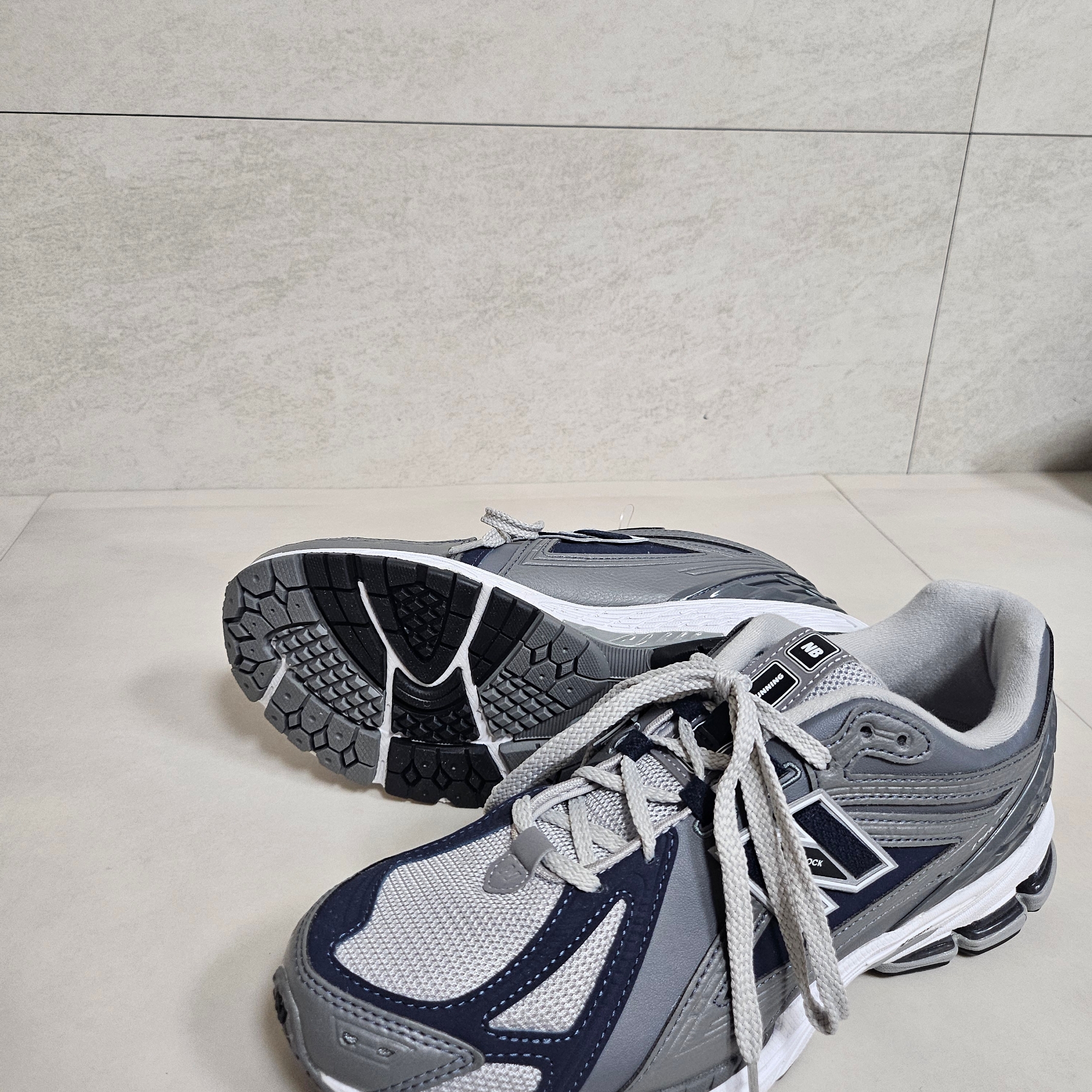 New Balance 1906R Grey 착용 스타일 - 1