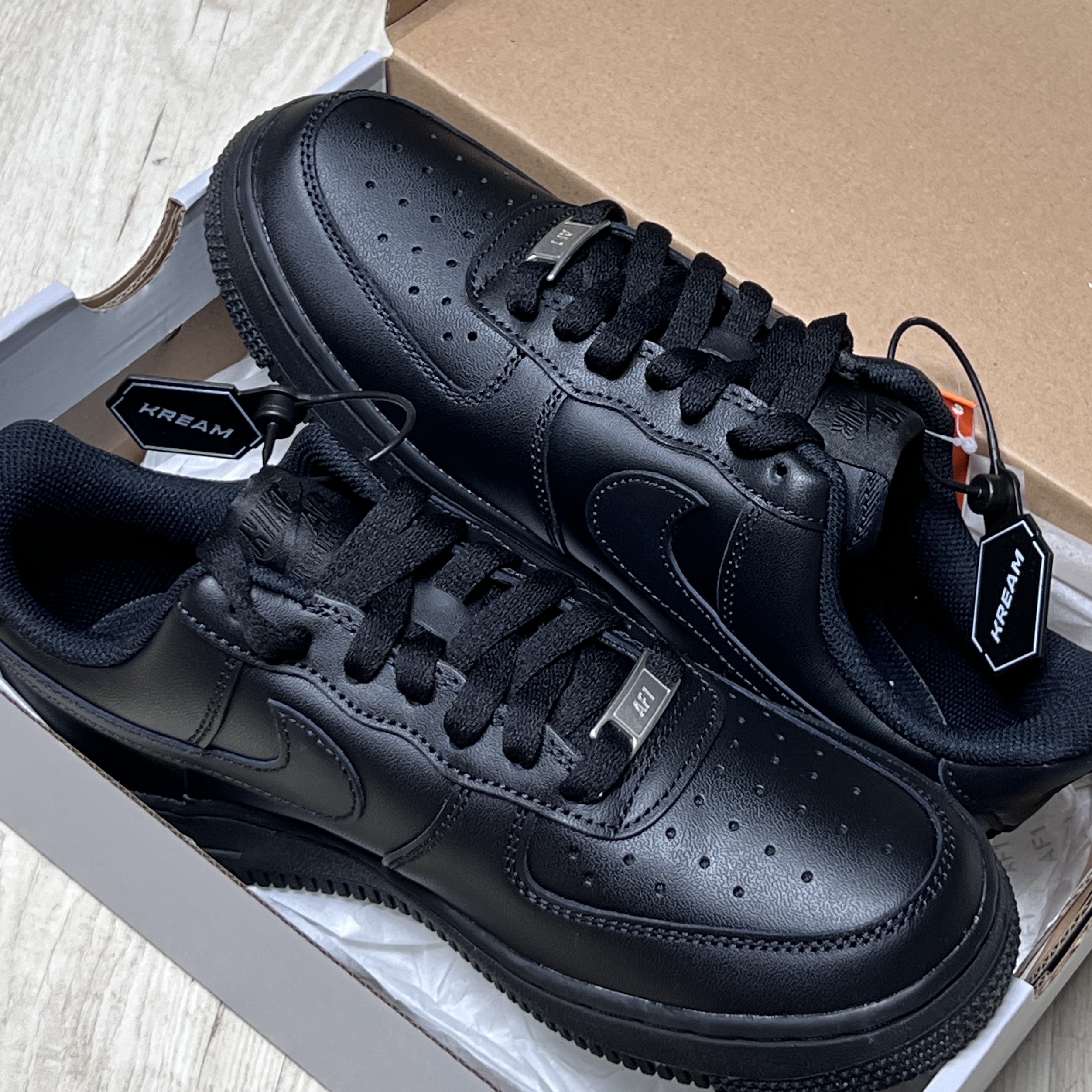 (W) Nike Air Force 1 '07 Low Triple Black 착용 스타일