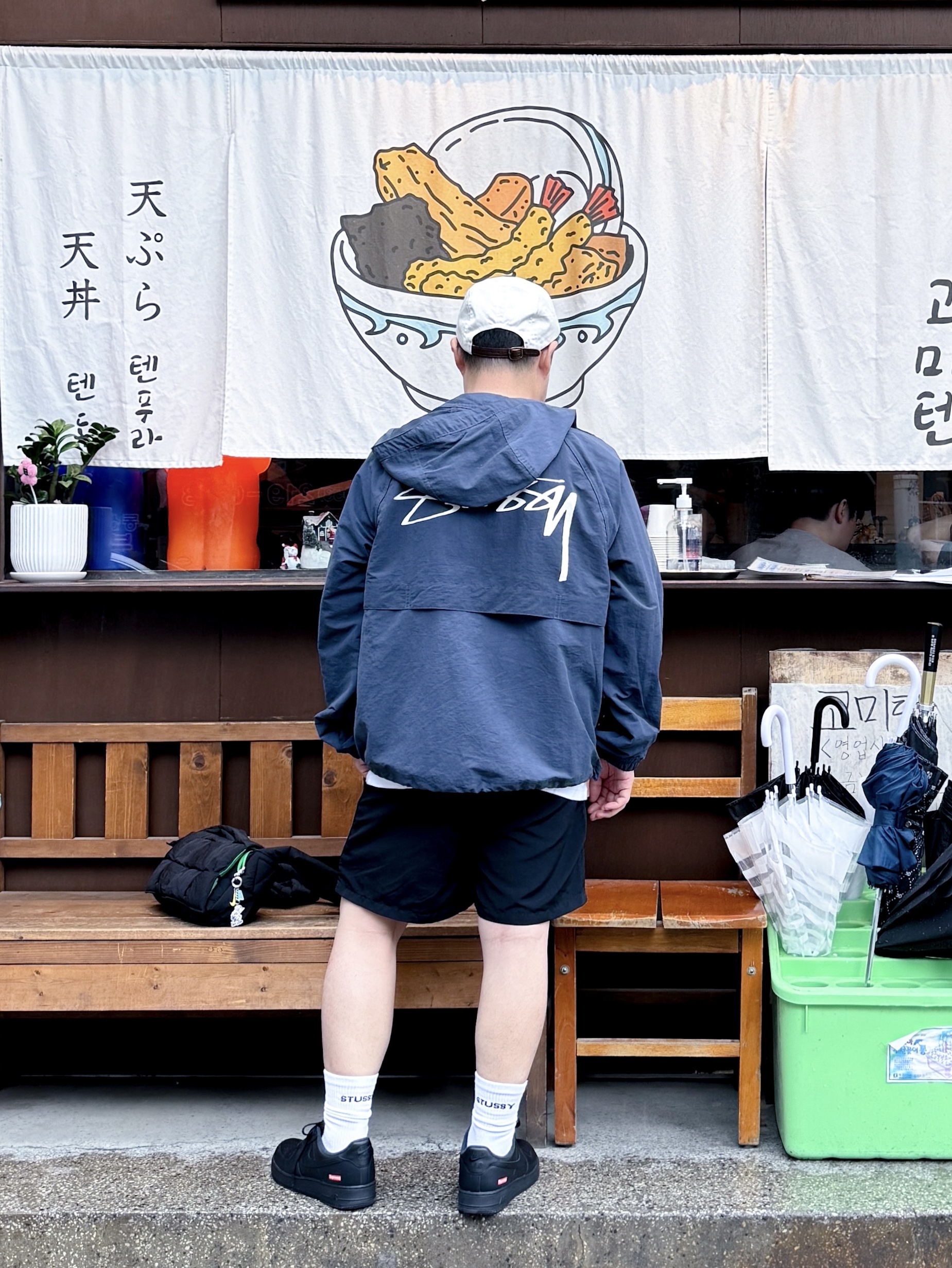 Stussy Wave Dye Beach Shell Jacket Navy, Nike x Supreme Air Force 1 Low Black 착용 스타일