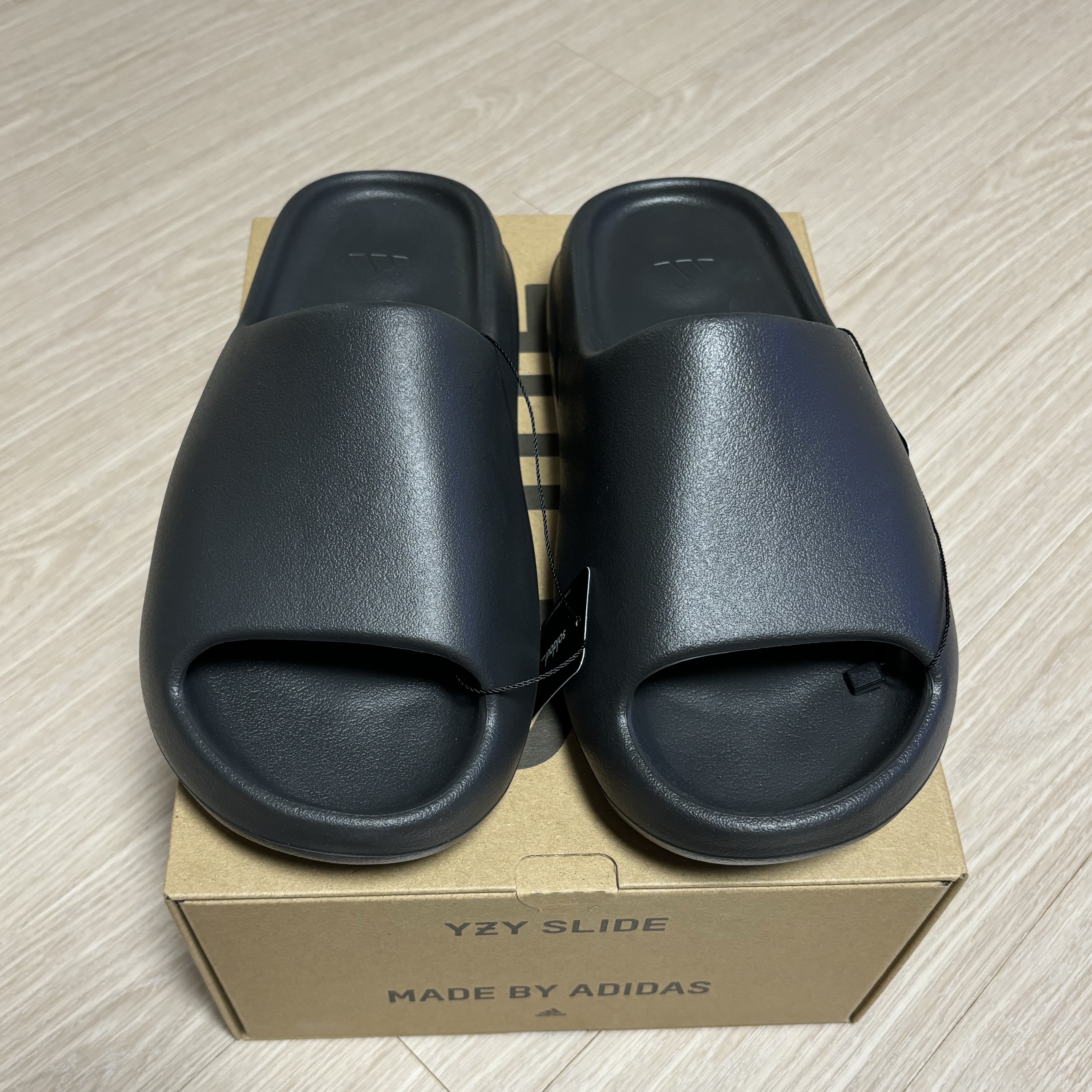 Adidas Yeezy Slide Onyx 착용 스타일 - 3