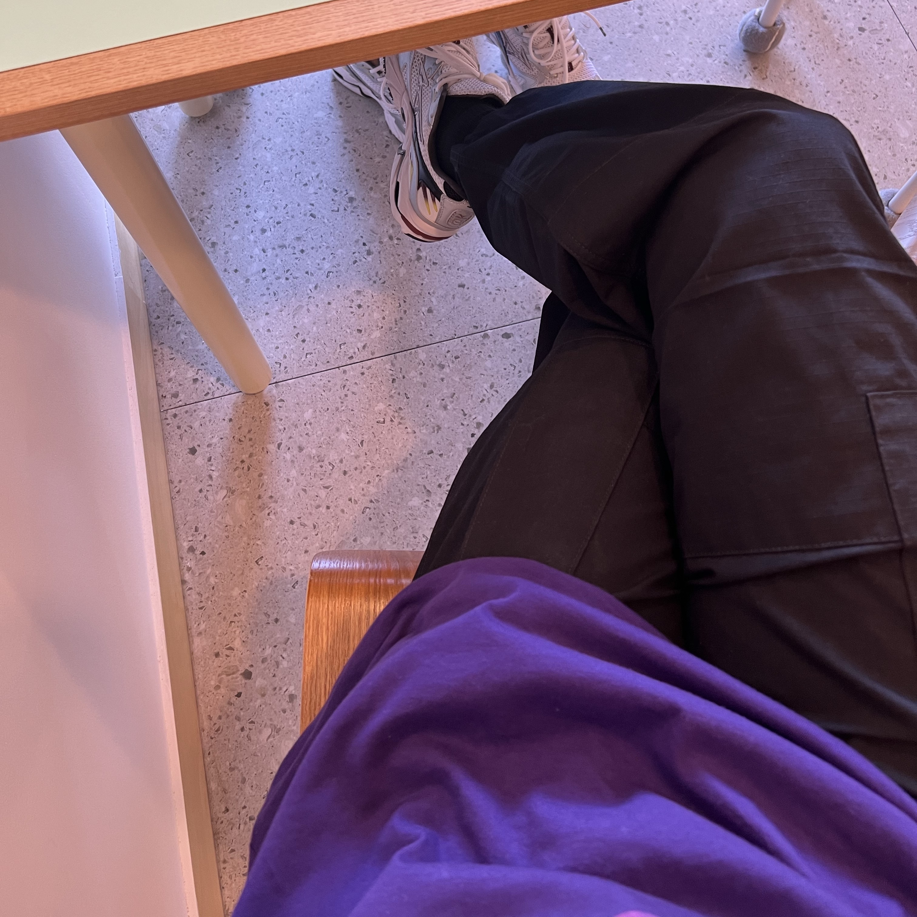 Carhartt WIP Moraga Twill Regular Cargo Pants Black, Mizuno Wave Rider 10 White Cabernet Silver 착용 스타일 - 1