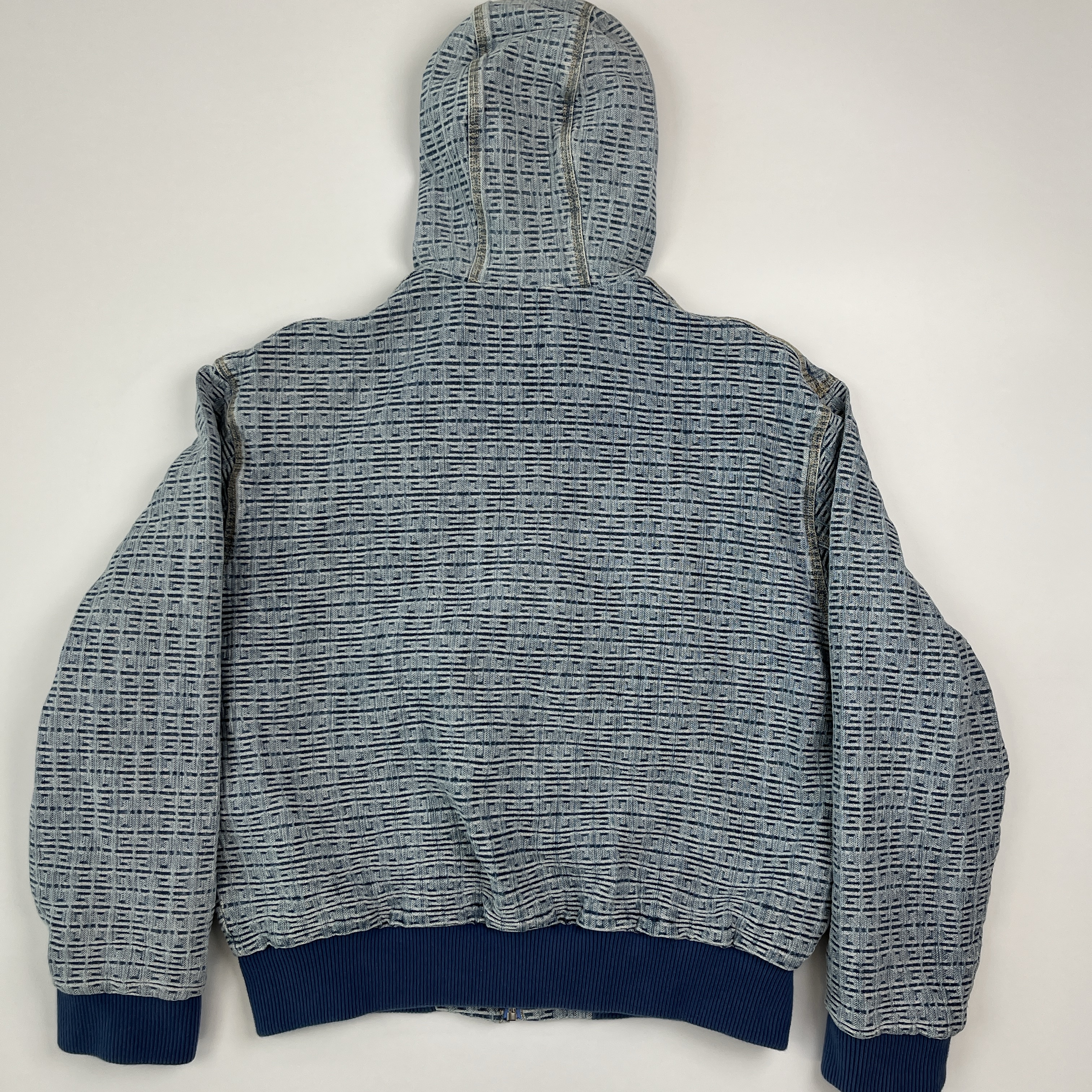 Givenchy Hoodie in 4G Denim Blue 착용 스타일 - 3