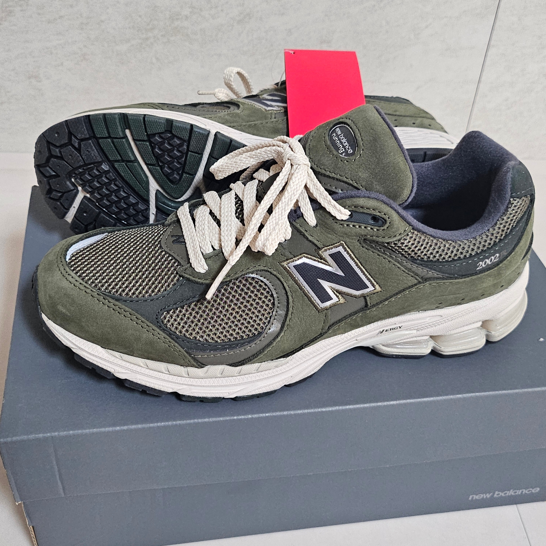 New Balance 2002R Grape Leaf 착용 스타일 - 1