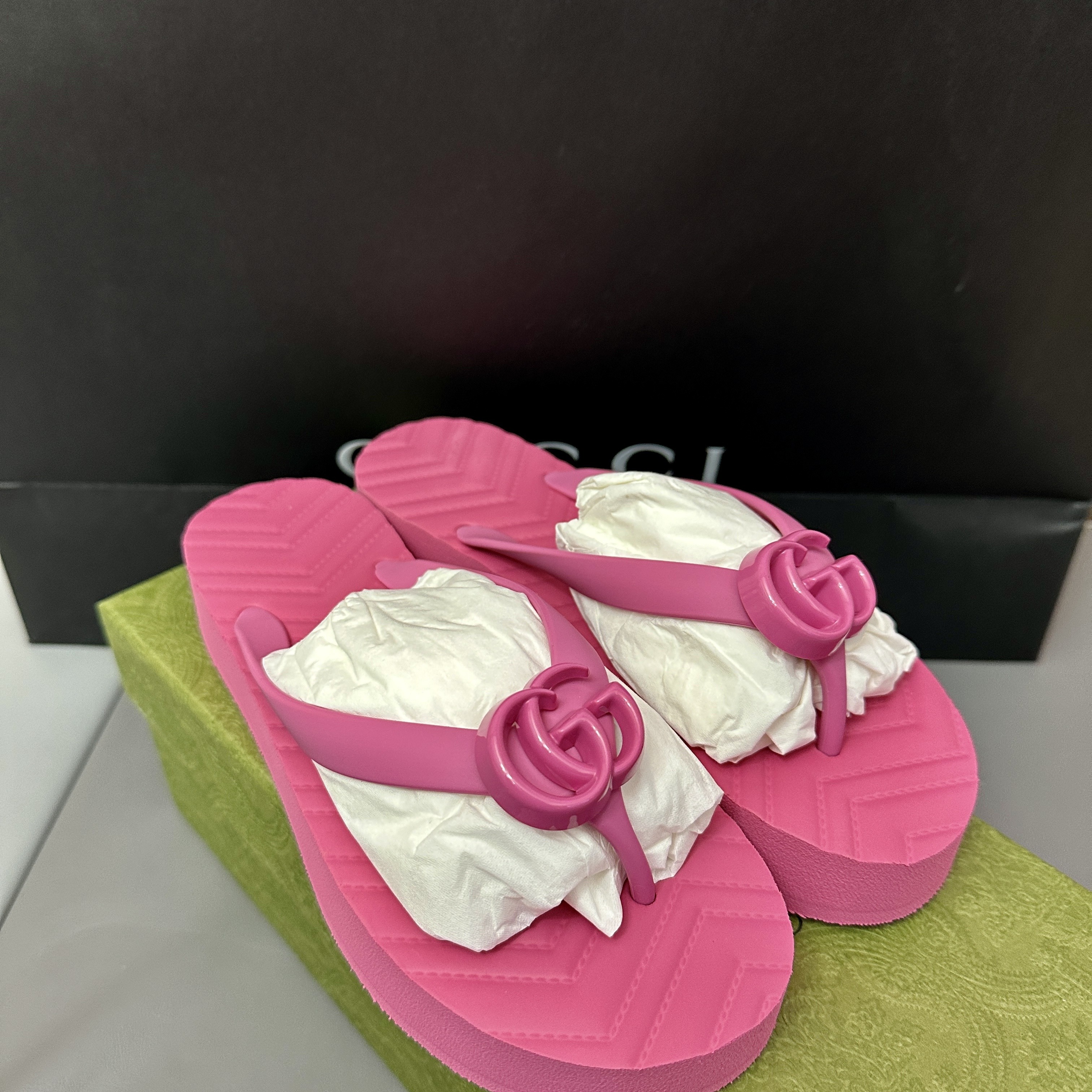(W) Gucci Rubber Chevron Thong Sandal Pink 착용 스타일