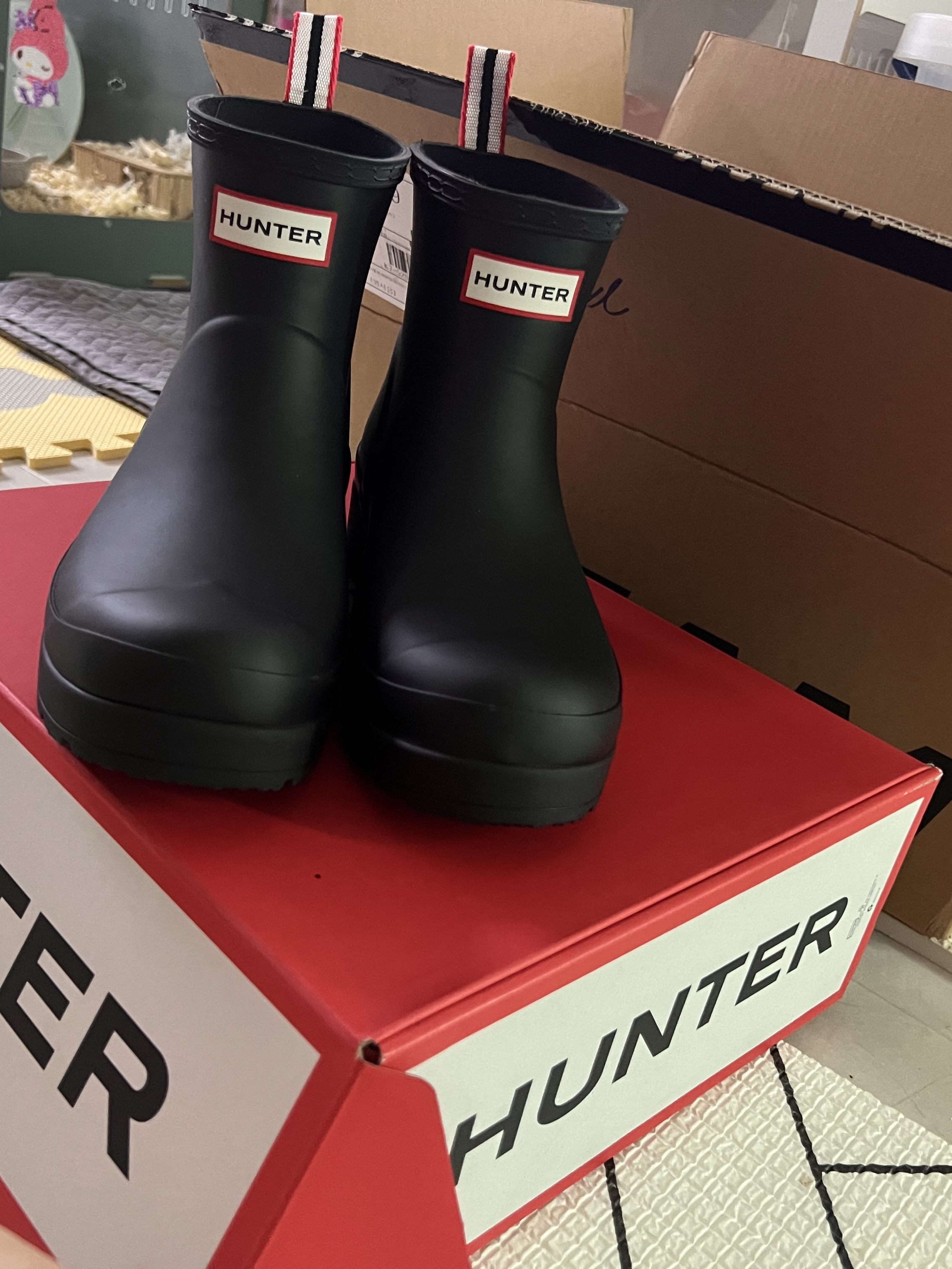 (W) Hunter Play Short Rain Boots Black 착용 스타일 - 2