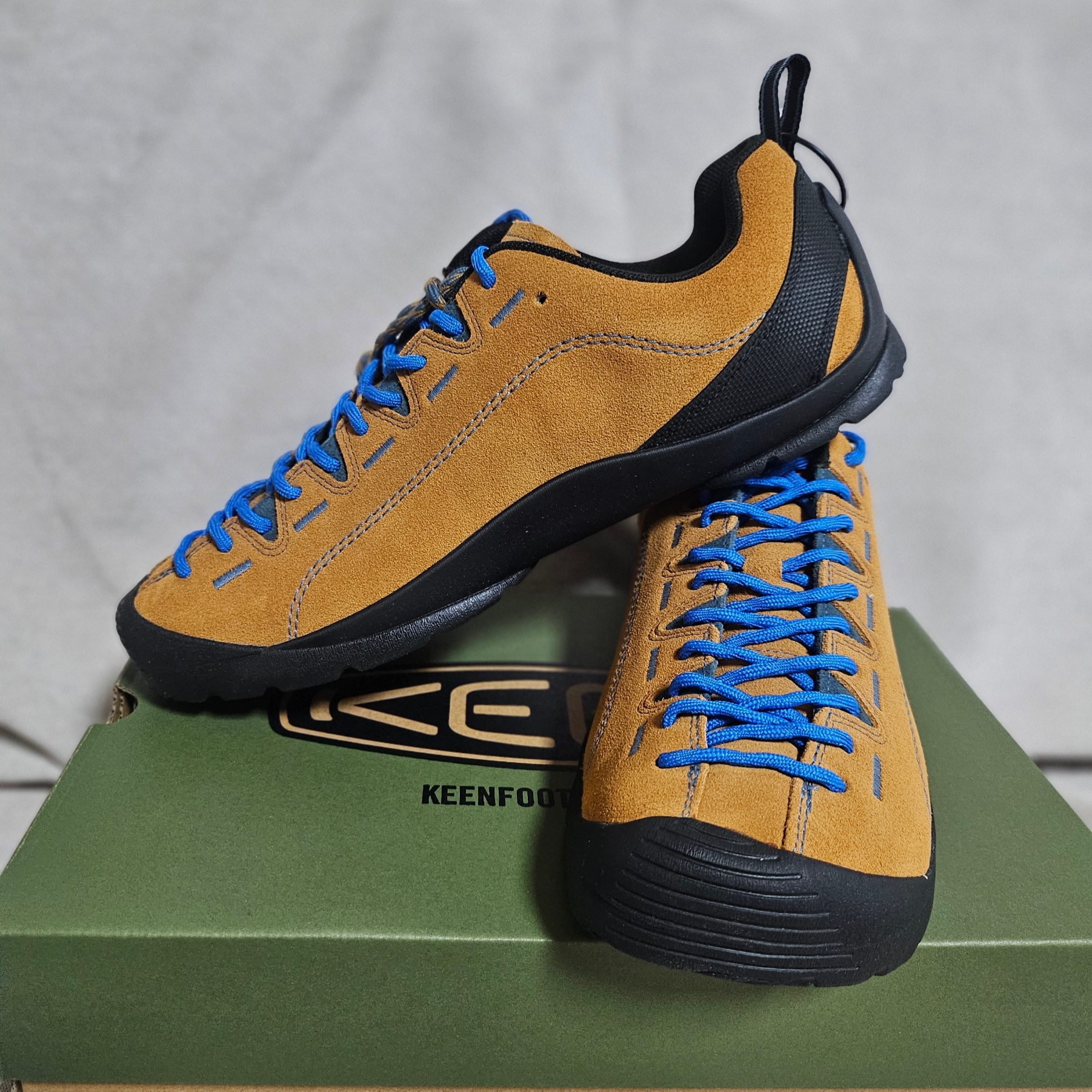 Keen Jasper Suede Sneakers Camel 착용 스타일