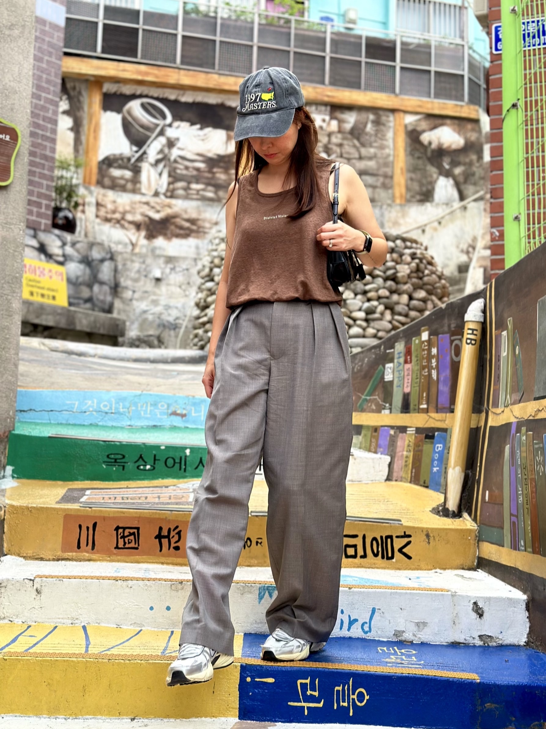 Prada Re-Edition 2002 Small Leather Shoulder Bag Black, Nike V2K Run Summit White Metallic Silver 착용 스타일 - 3