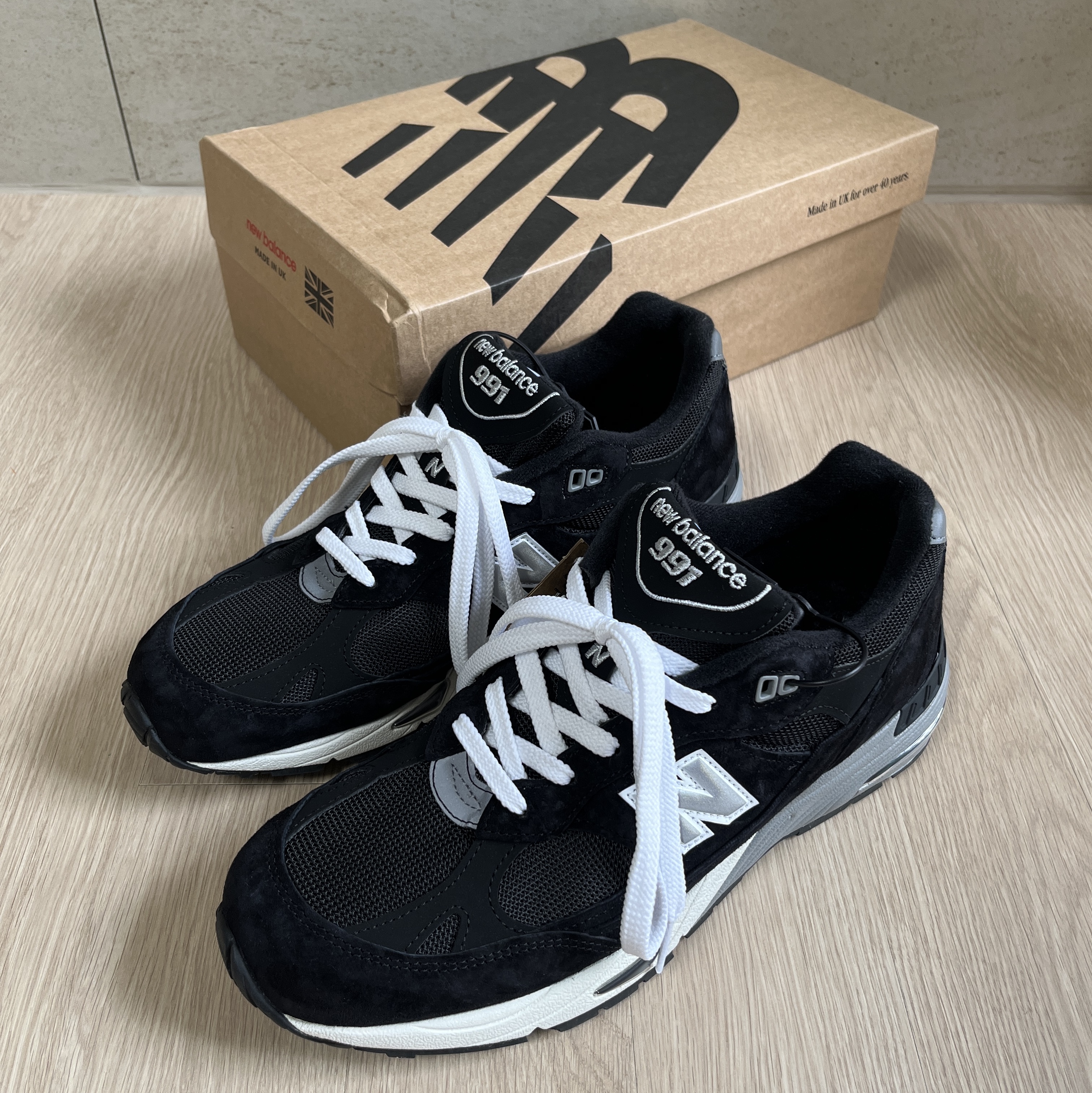 New Balance 991 Made in UK Black Silver, New Balance 991 Made in UK Grey 착용 스타일 - 2