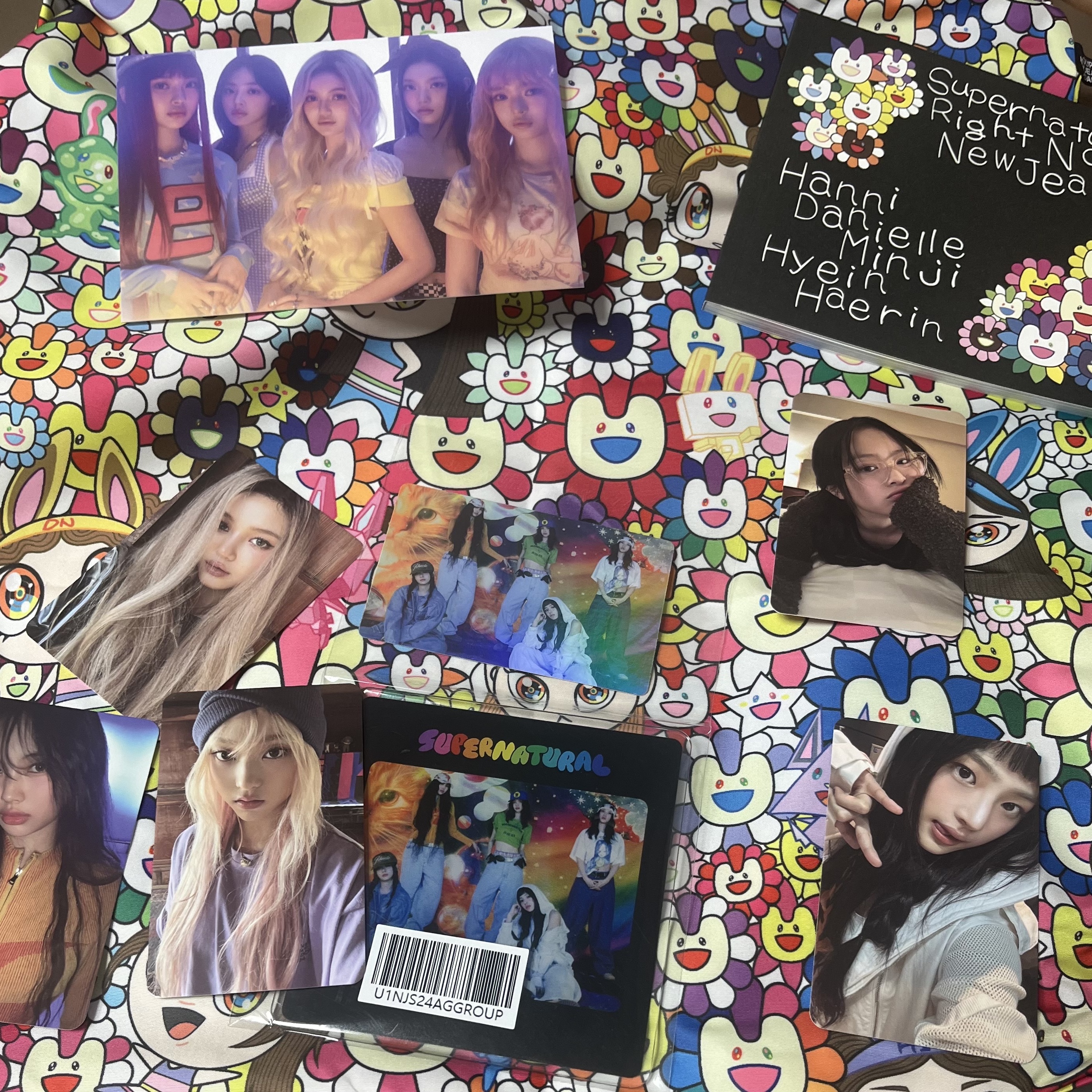NewJeans Supernatural NJ x Murakami Drawstring Bag Ver. 착용 스타일