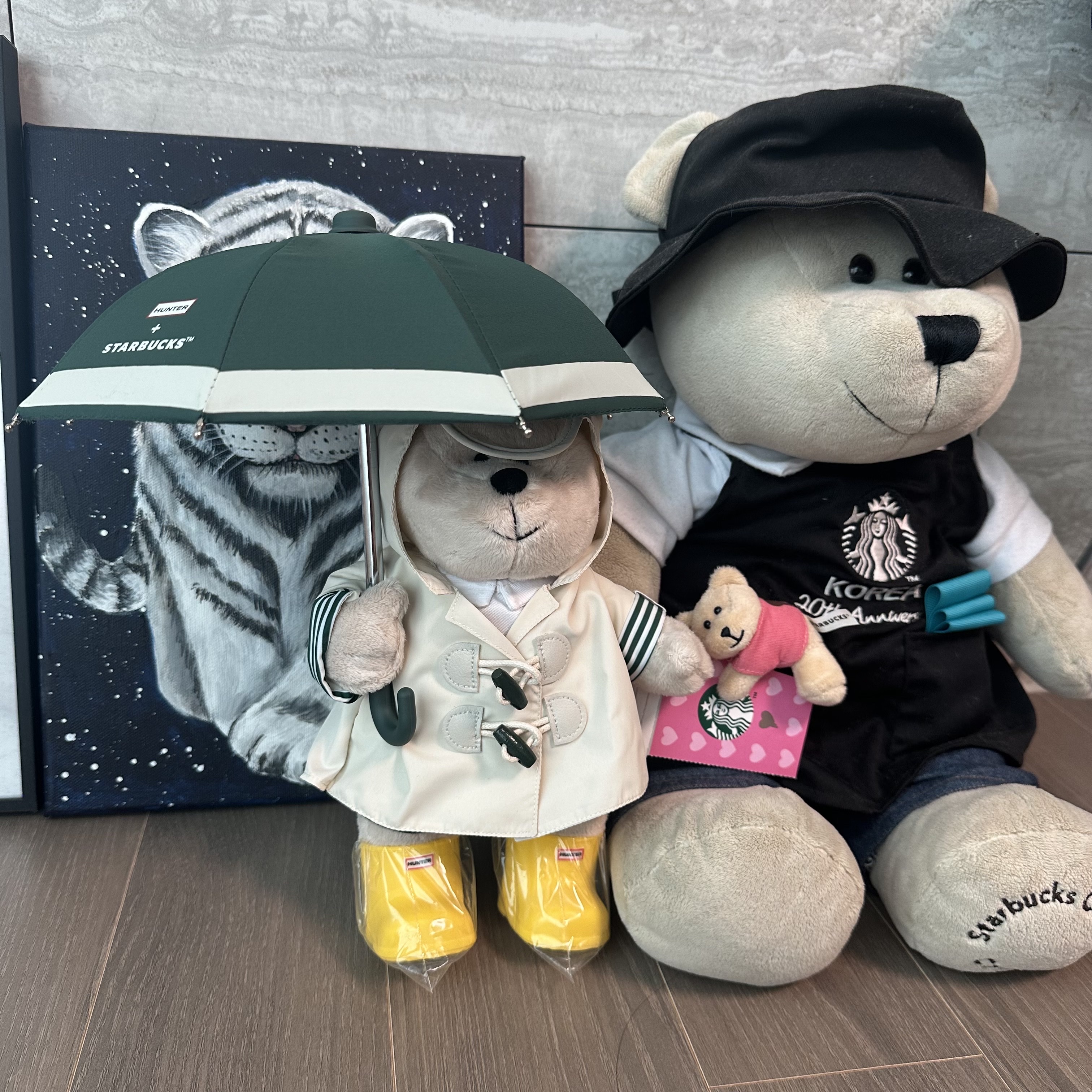 Starbucks x Hunter Rainy Bearista Doll Cream 착용 스타일