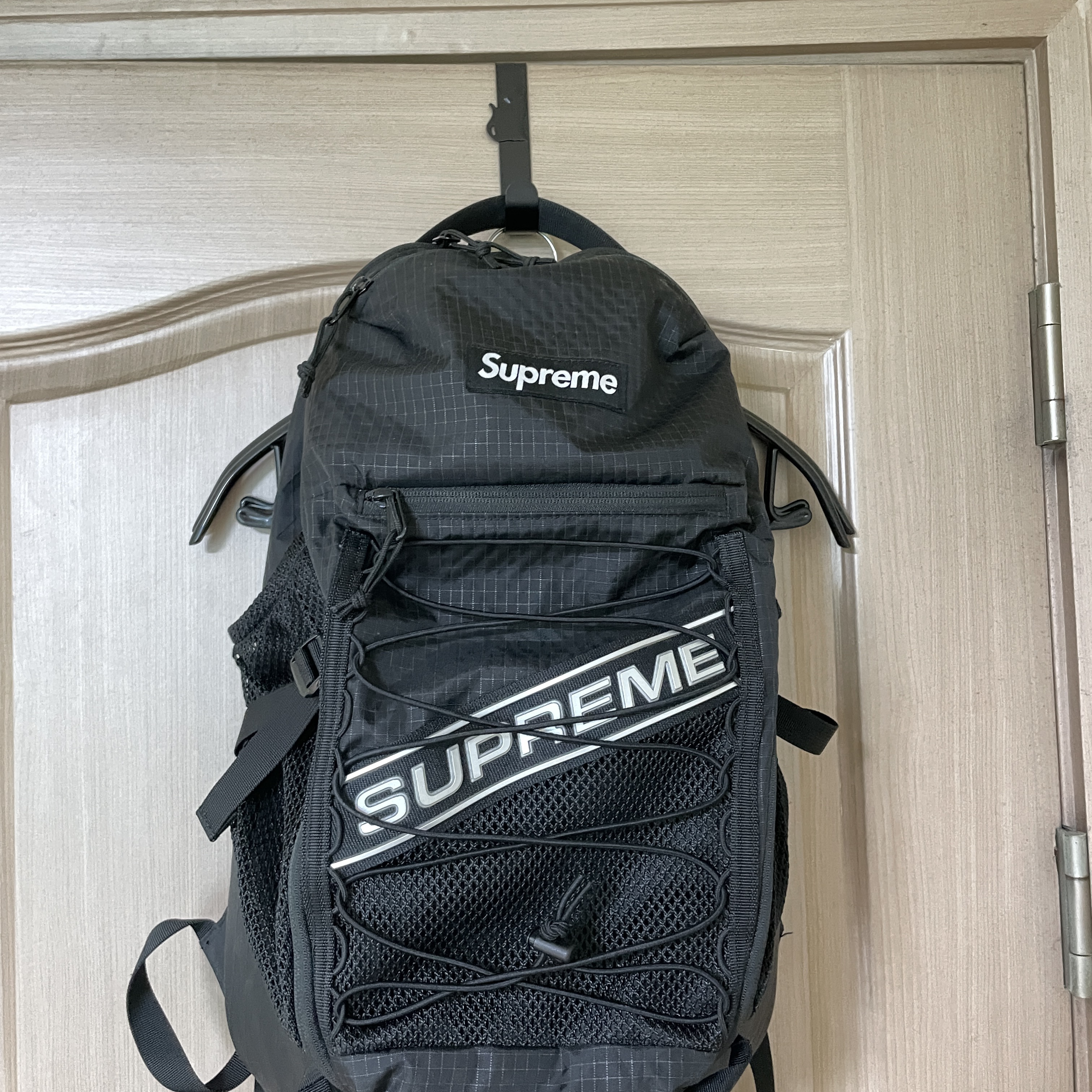 Supreme Backpack Black - 23FW 착용 스타일