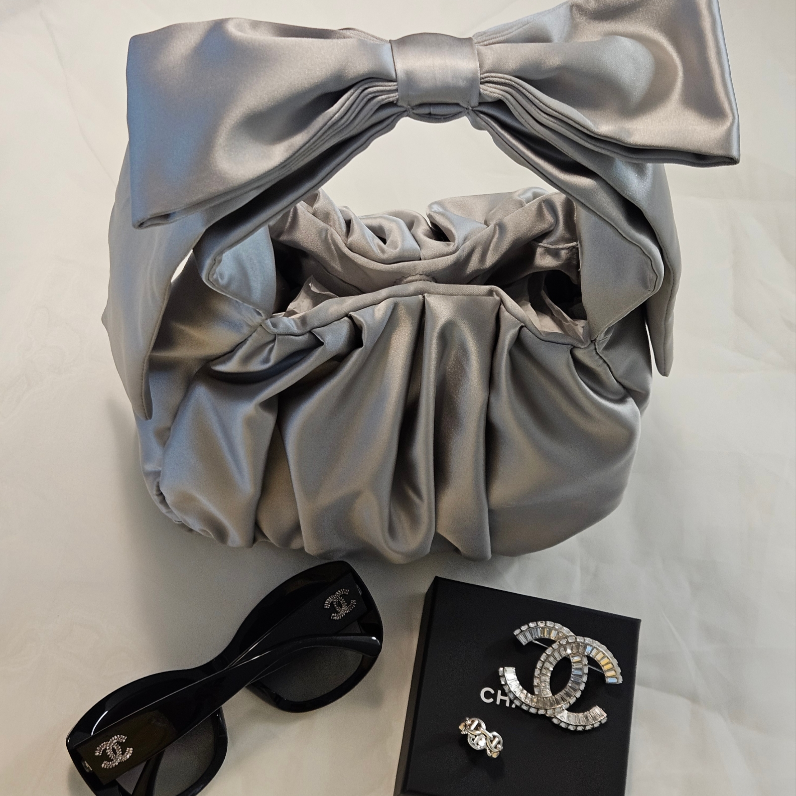 & Other Stories Satin Bow Bag Silver 착용 스타일 - 2