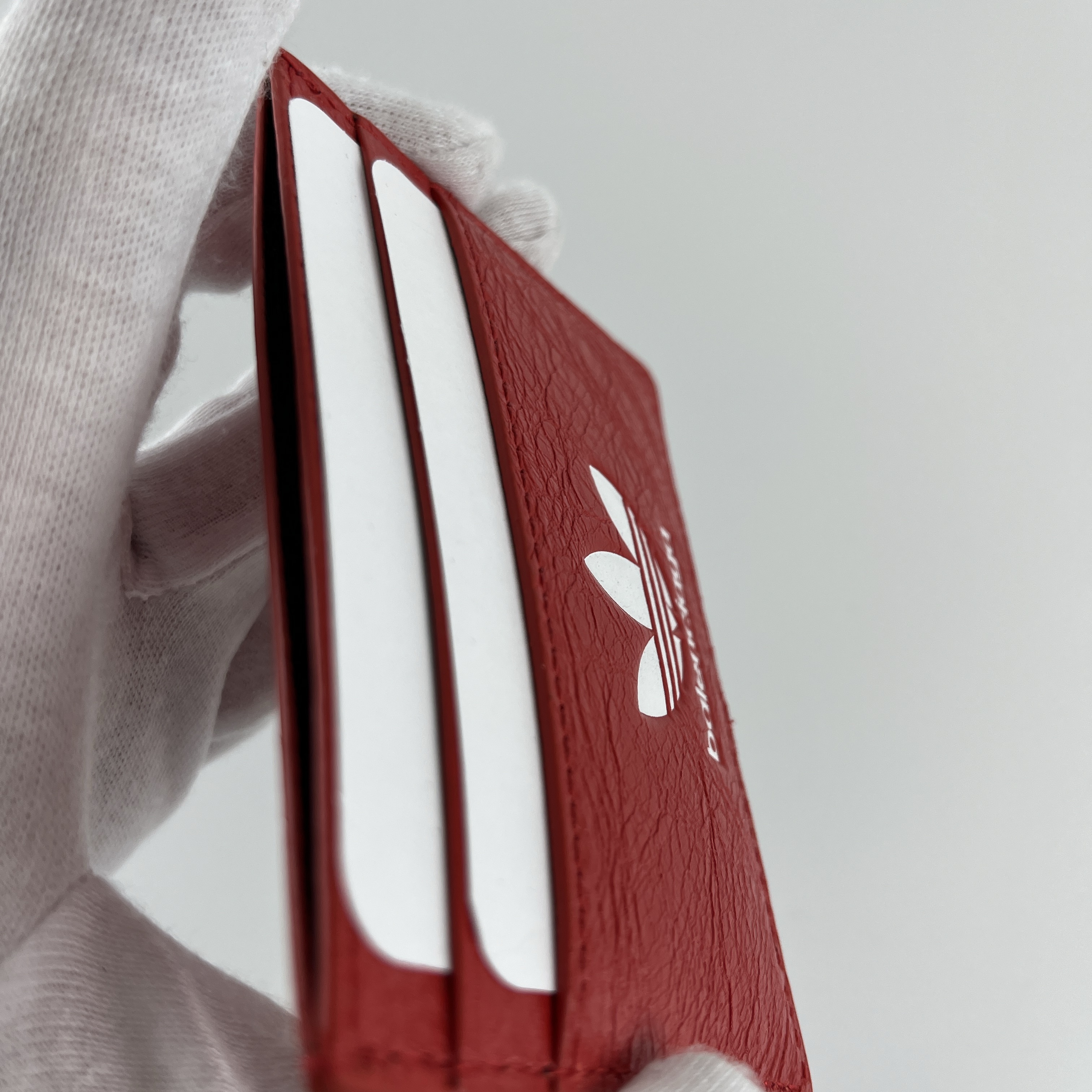 Balenciaga x Adidas Card Holder Red 착용 스타일 - 3