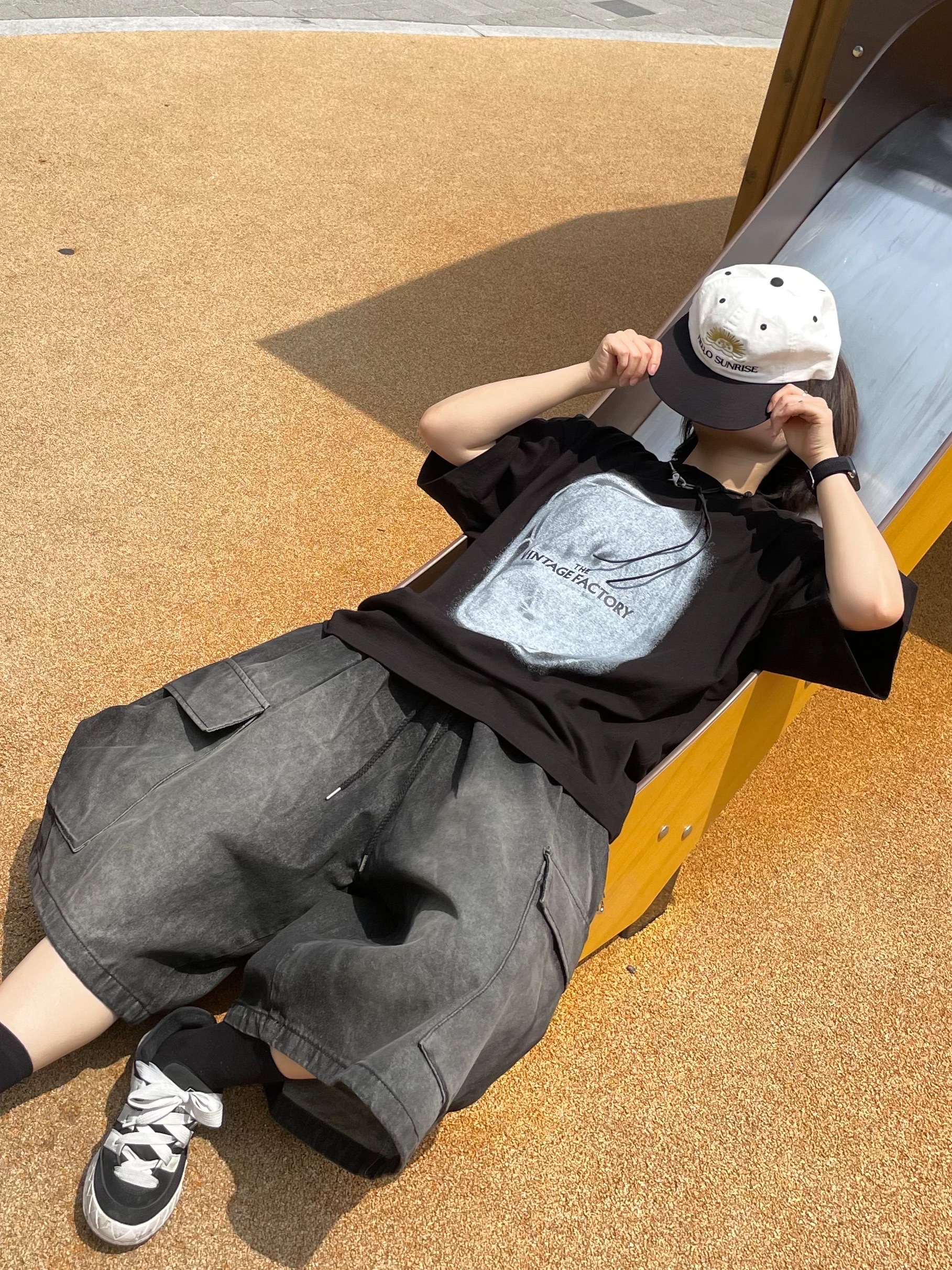 Hello Sunrise  Two Tone Washed OG Logo 6panel Cap Off White & Black, Our Legacy Ladon Leather Keychain Black 착용 스타일 - 2