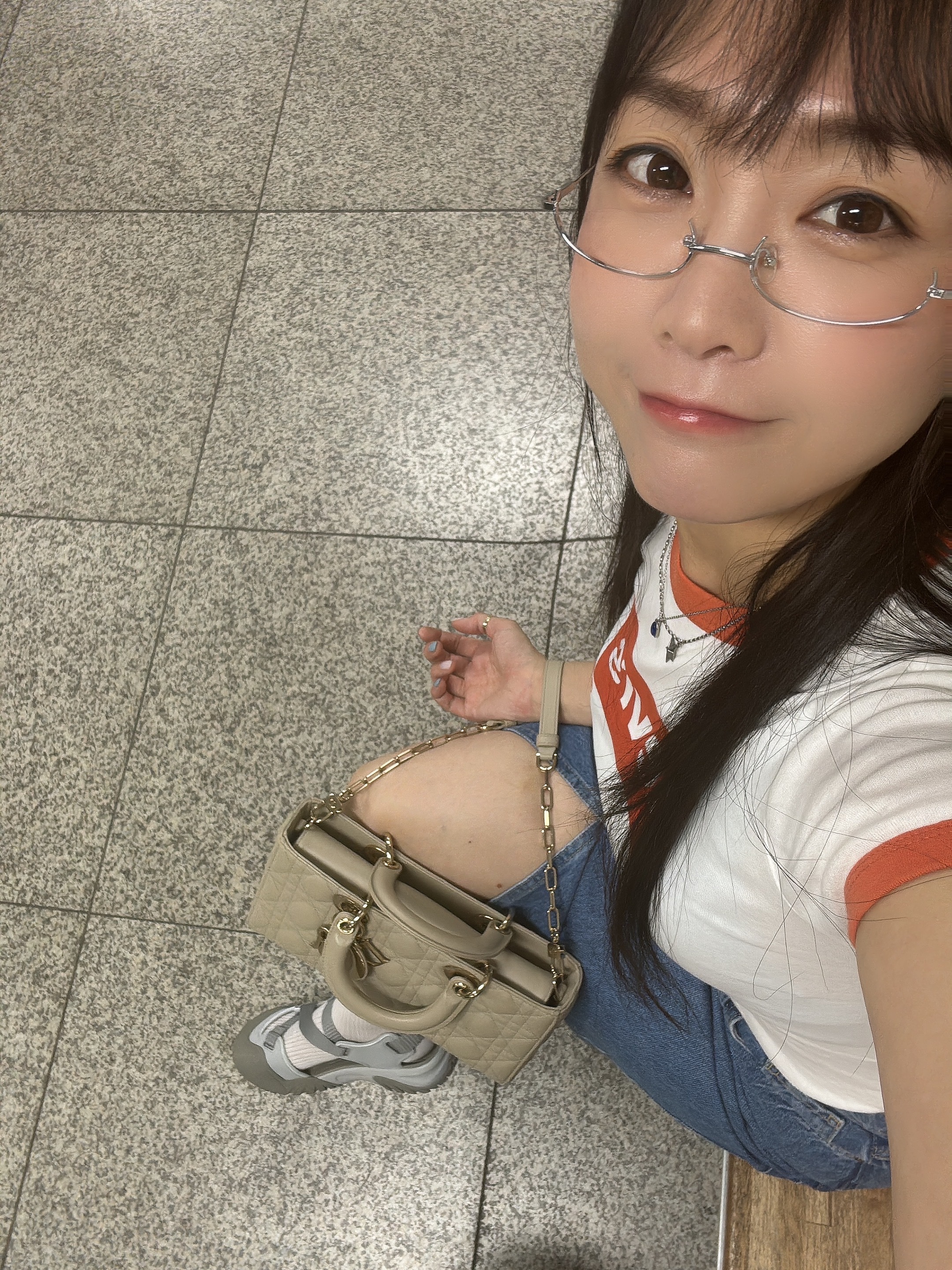 Fila Peito Sandal Grey, Dior Medium Lady D-Joy Bag Powder Beige 착용 스타일