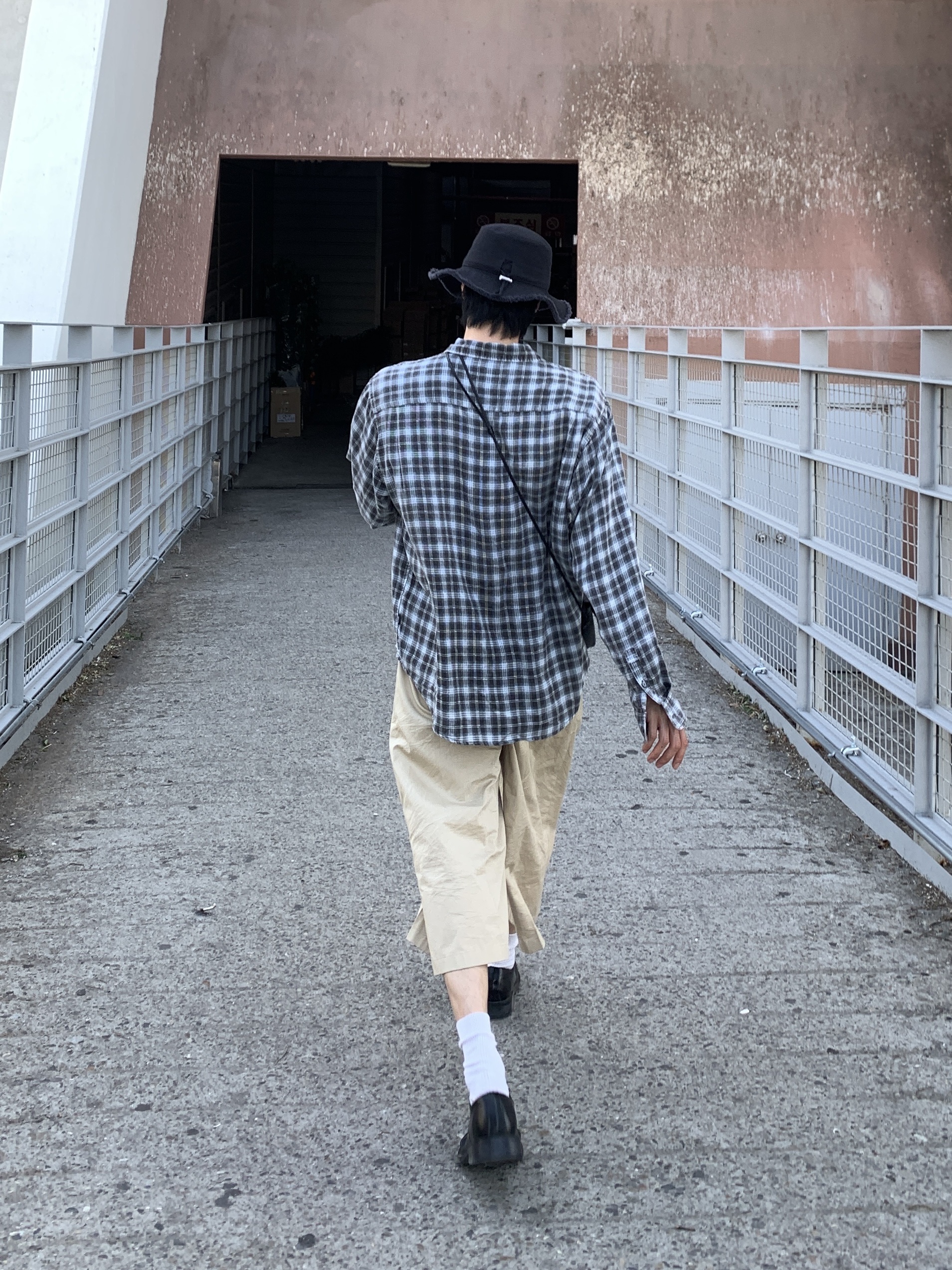 Stussy Printed Plaid Matthew Shirt Blue, Jacquemus Le Bob Artichaut Bucket Hat Black 착용 스타일 - 3