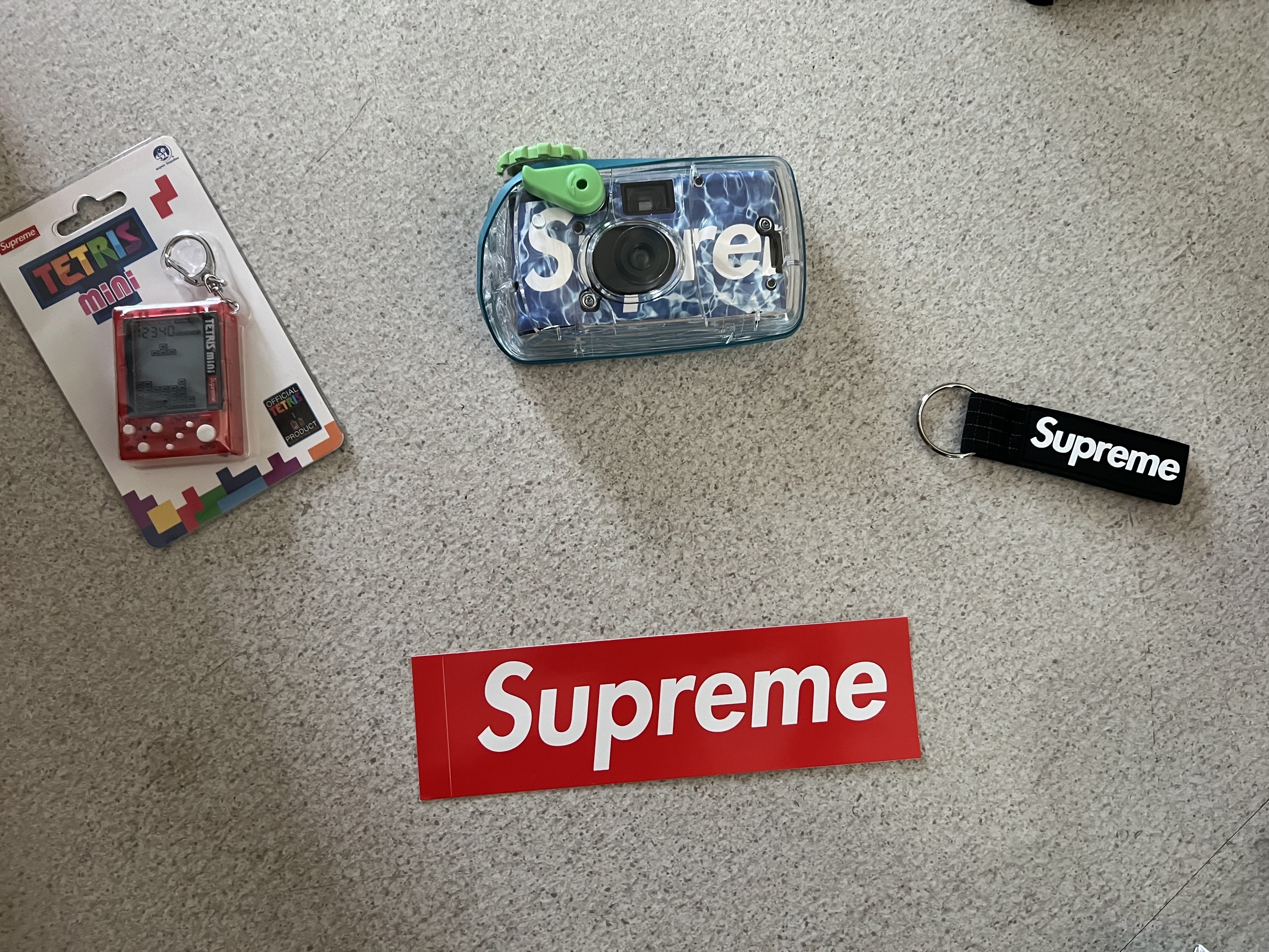 Supreme x Tetris Mini Red - 24SS (Korean Ver.), Supreme Ripstop Keychain Black - 24SS 착용 스타일