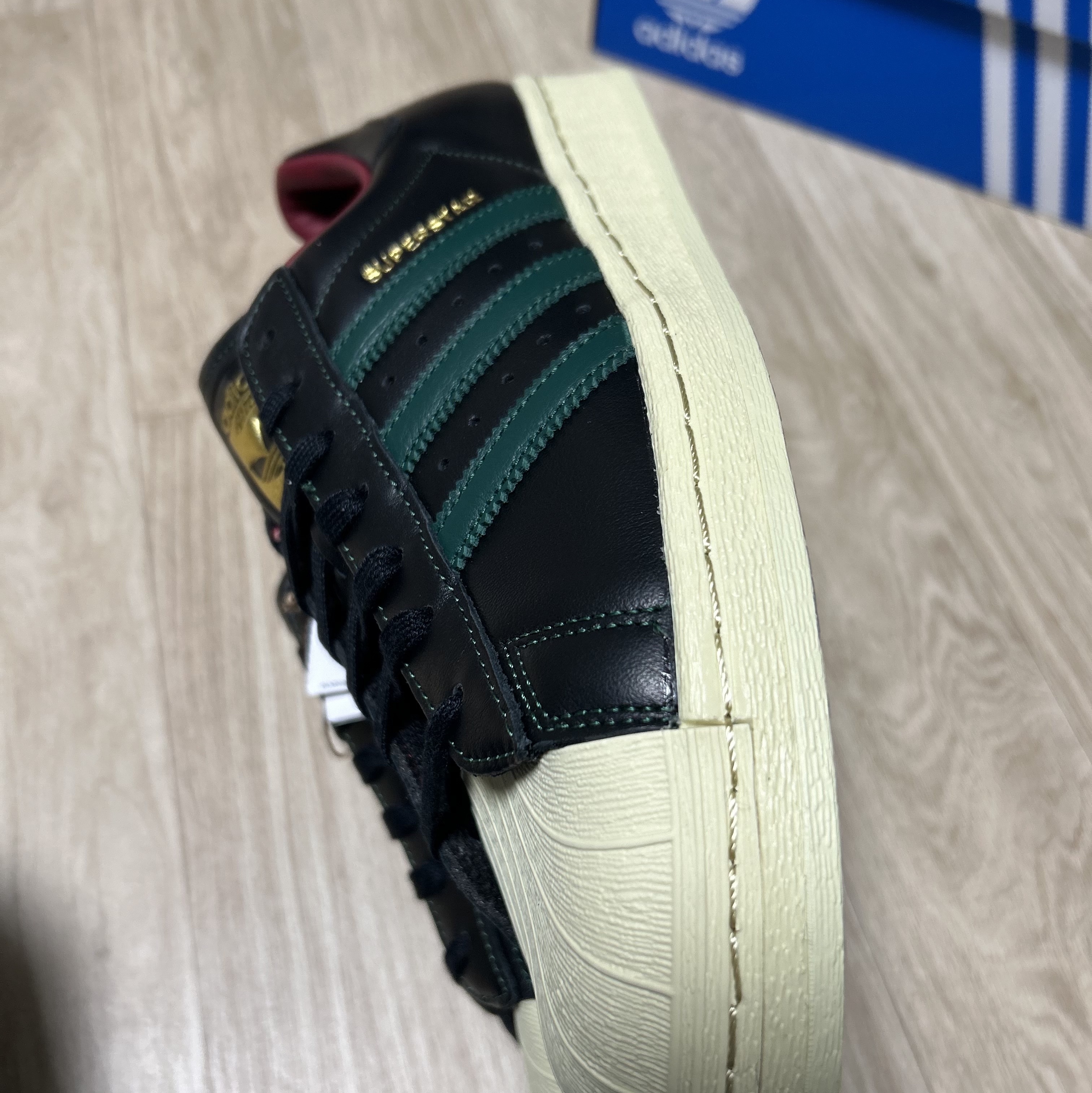 Adidas Superstar 82 Core Black Dark Green 착용 스타일