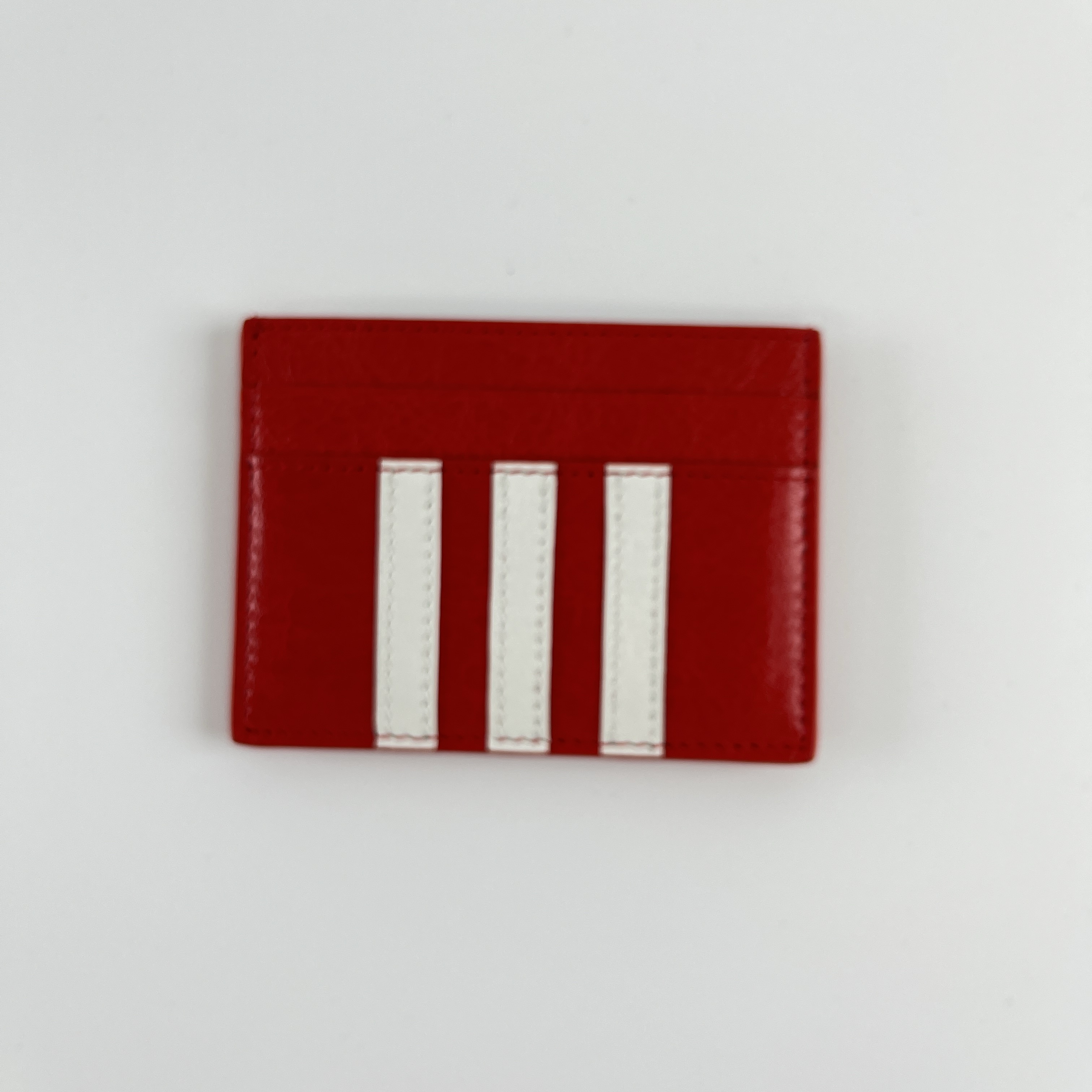 Balenciaga x Adidas Card Holder Red 착용 스타일 - 4
