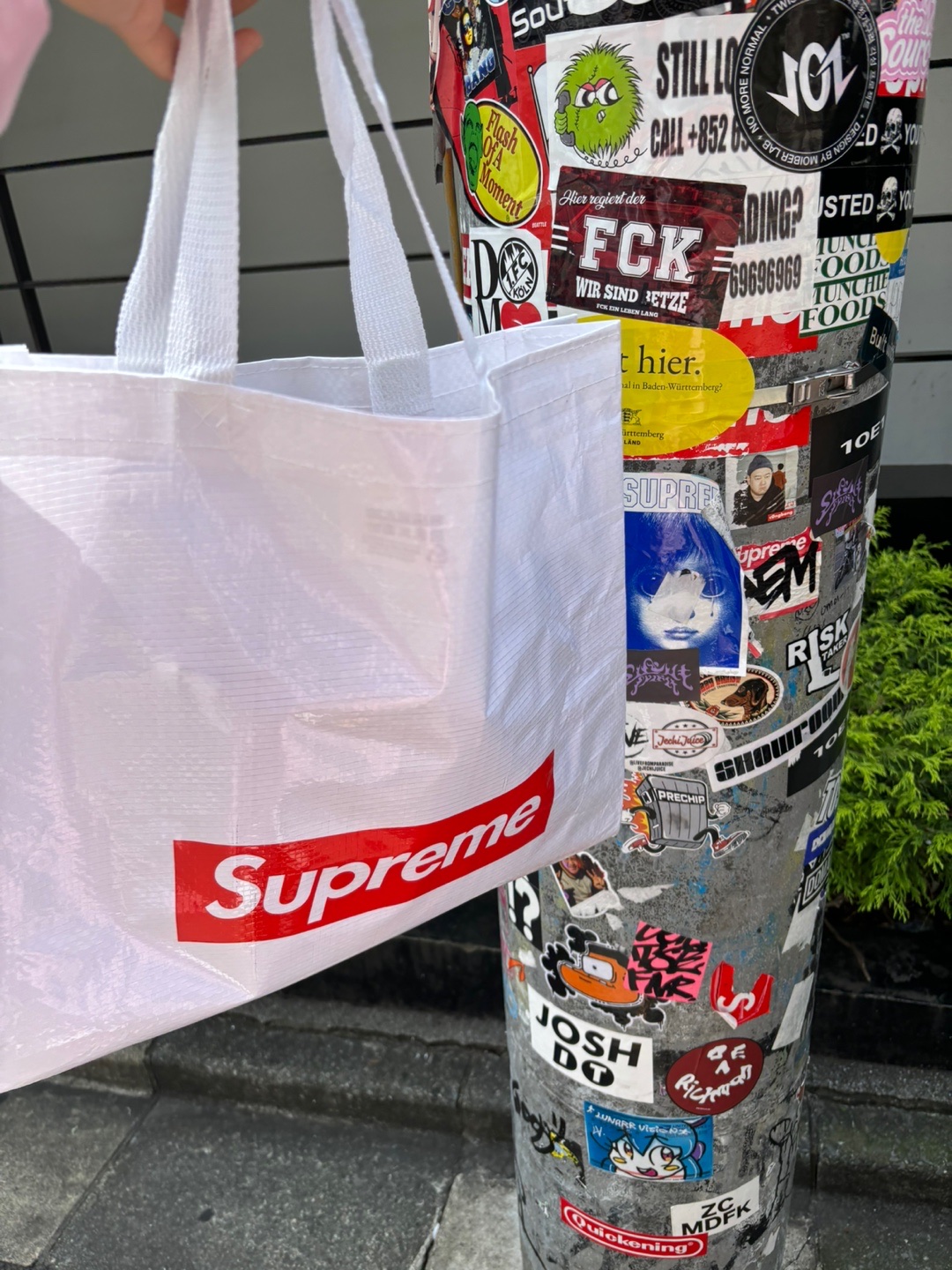 Supreme Varsity T-Shirt Black - 24SS, Supreme Paris T-Shirt Cardinal - 24SS 착용 스타일 - 1